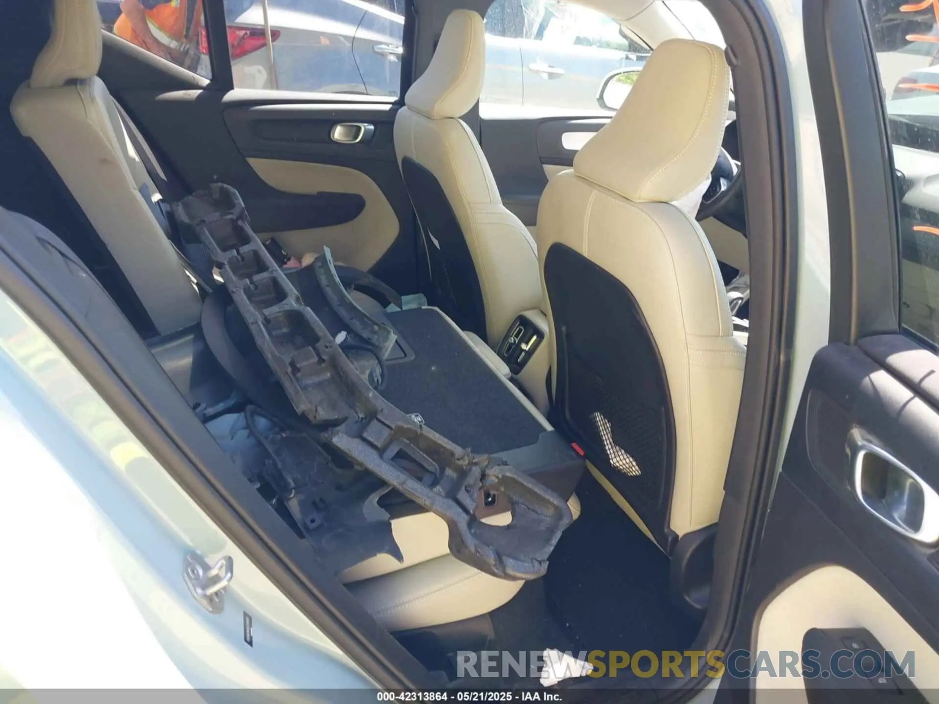 8 Photograph of a damaged car YV4162UK6K2146899 VOLVO XC40 2019