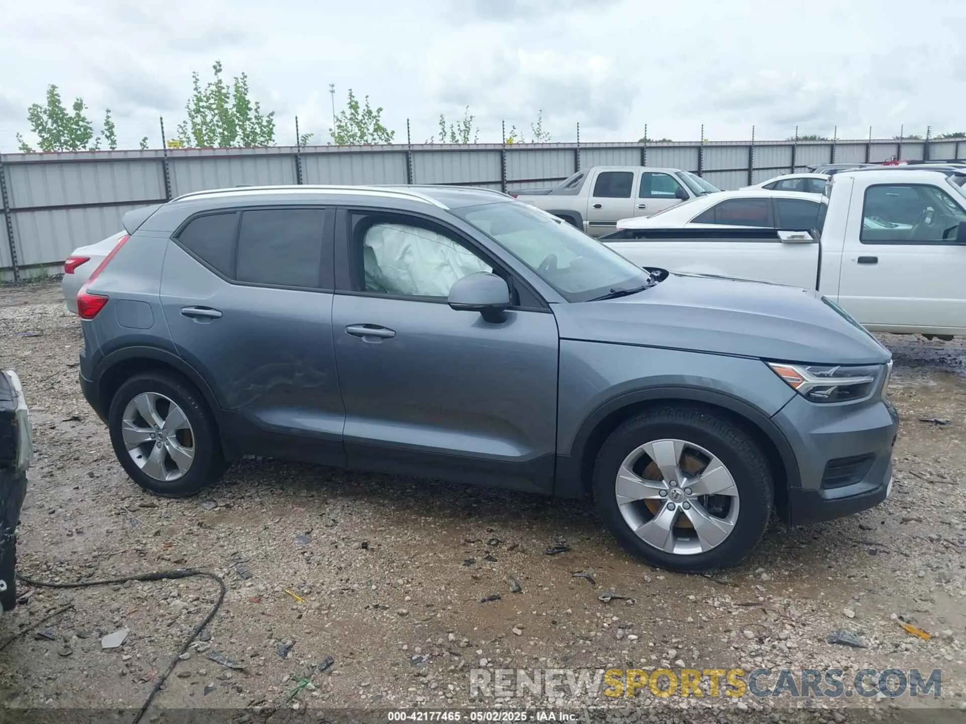 13 Photograph of a damaged car YV4162UK7K2075731 VOLVO XC40 2019