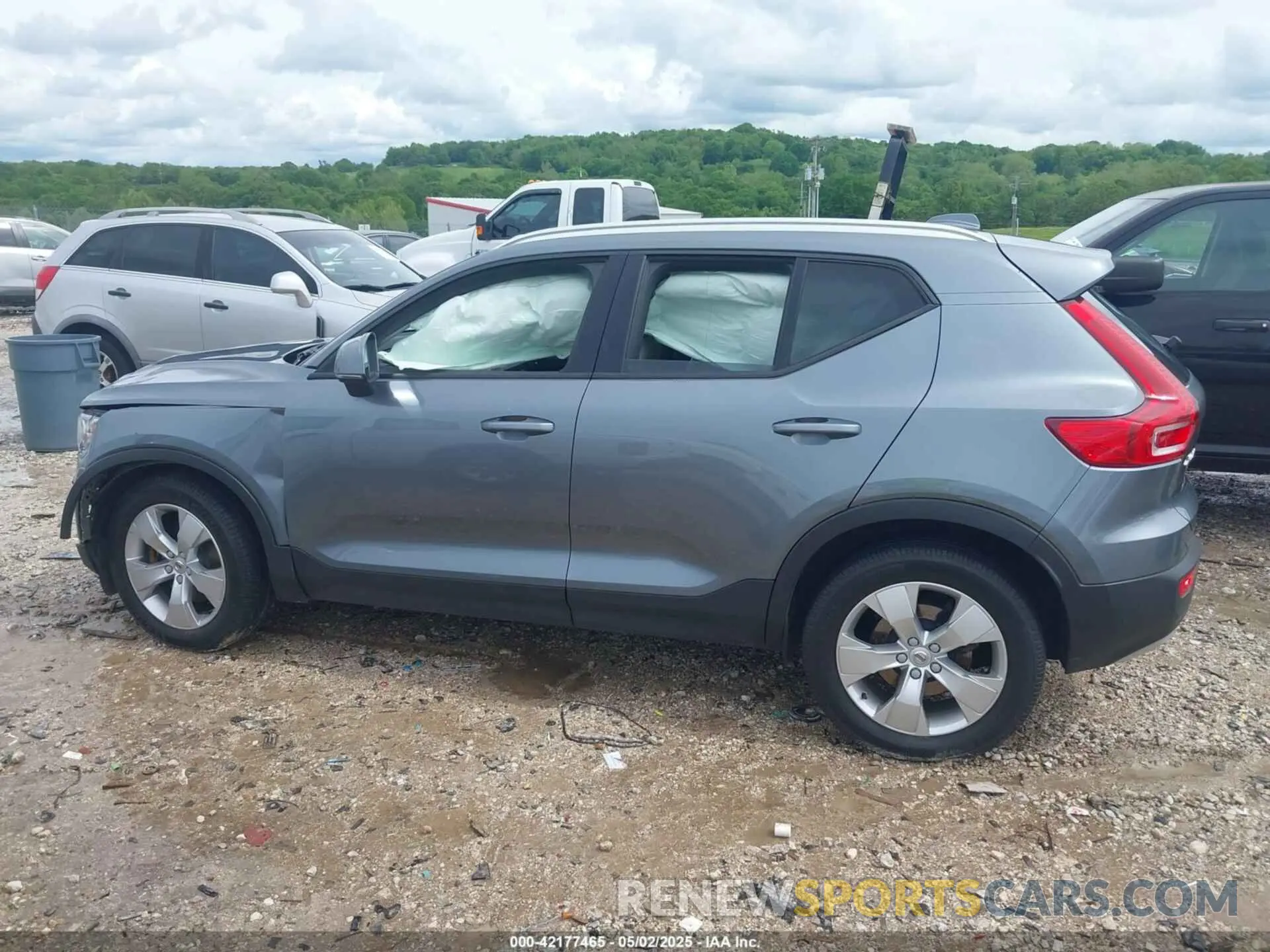 14 Photograph of a damaged car YV4162UK7K2075731 VOLVO XC40 2019