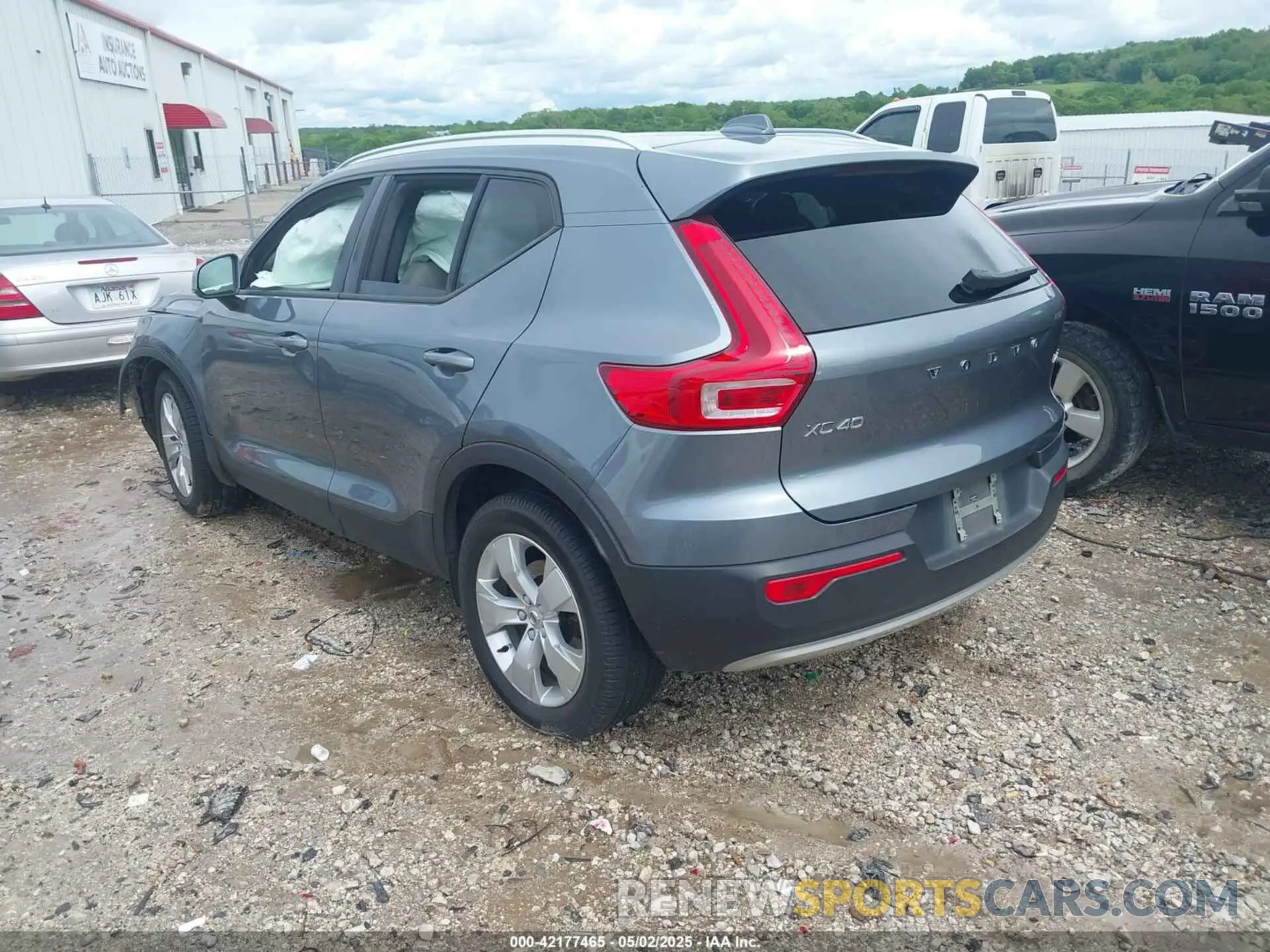 3 Photograph of a damaged car YV4162UK7K2075731 VOLVO XC40 2019
