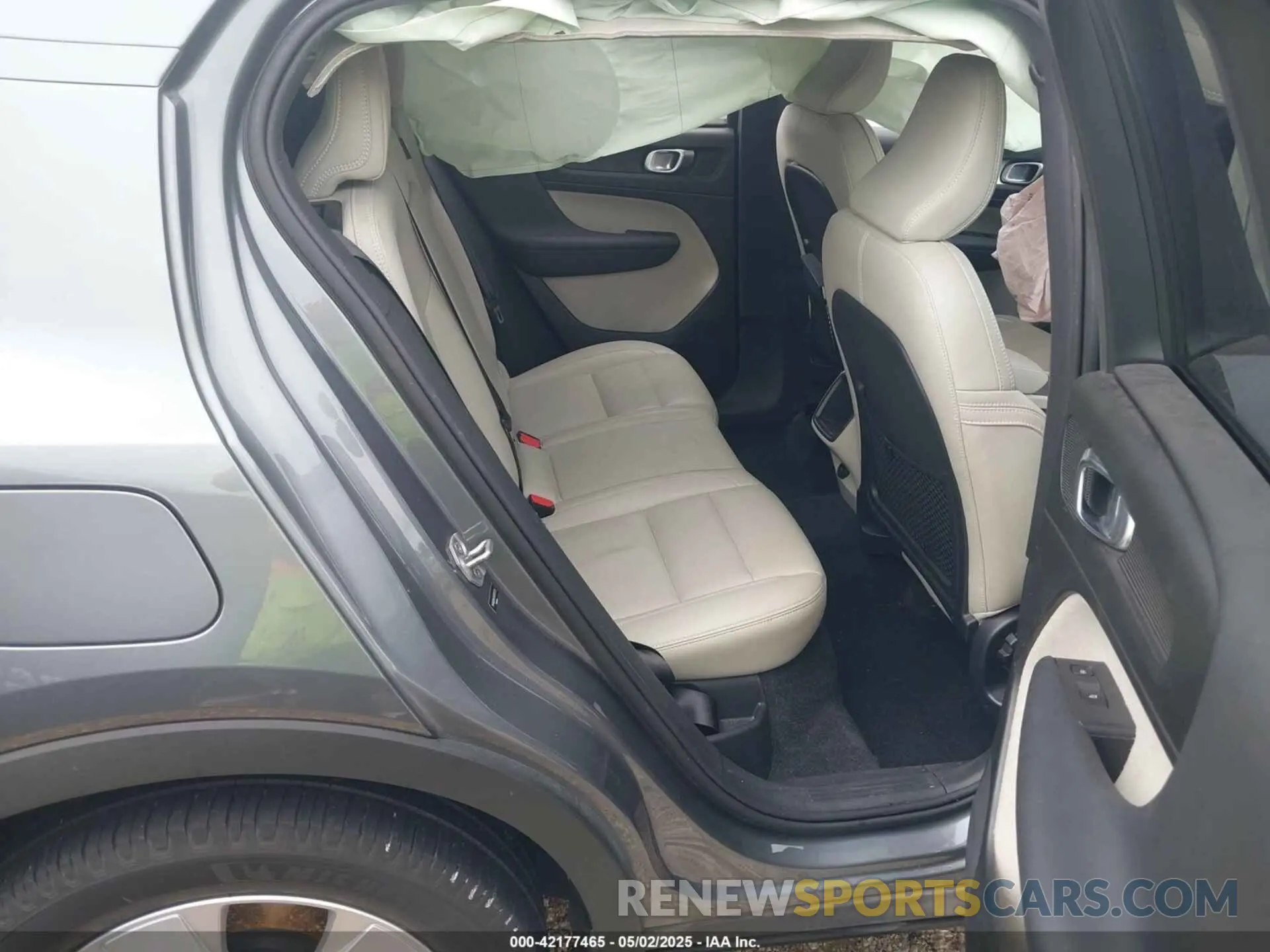8 Photograph of a damaged car YV4162UK7K2075731 VOLVO XC40 2019