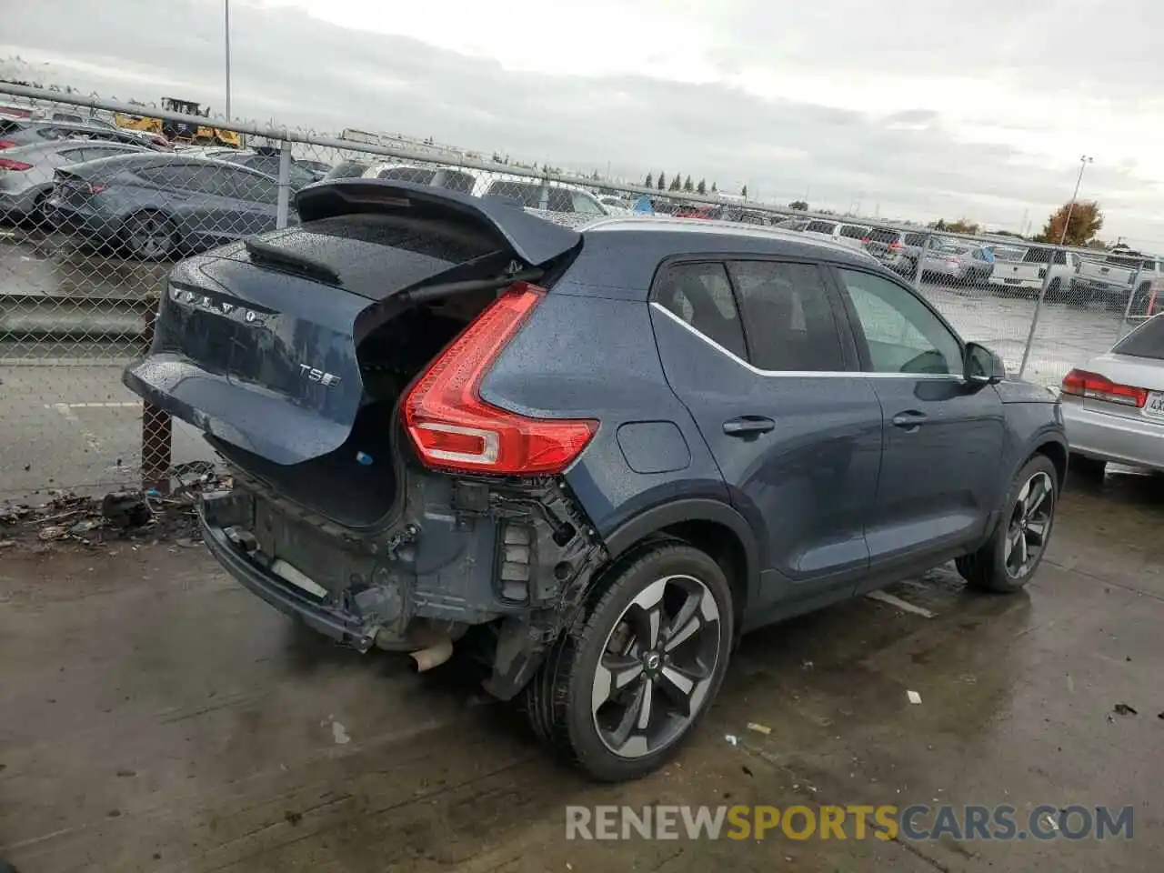 3 Photograph of a damaged car YV4162UL2K2104920 VOLVO XC40 2019