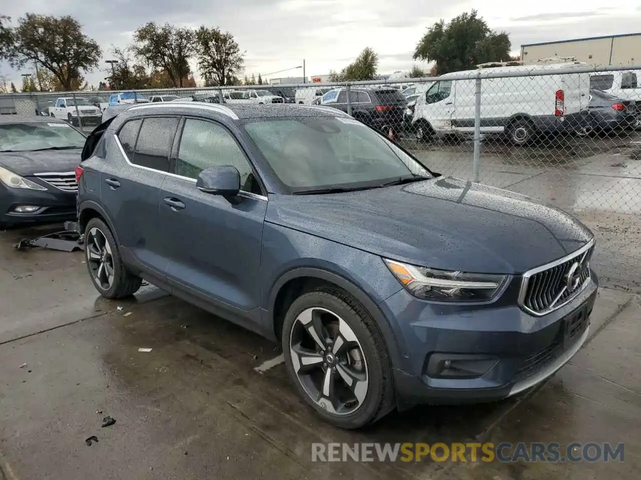 4 Photograph of a damaged car YV4162UL2K2104920 VOLVO XC40 2019