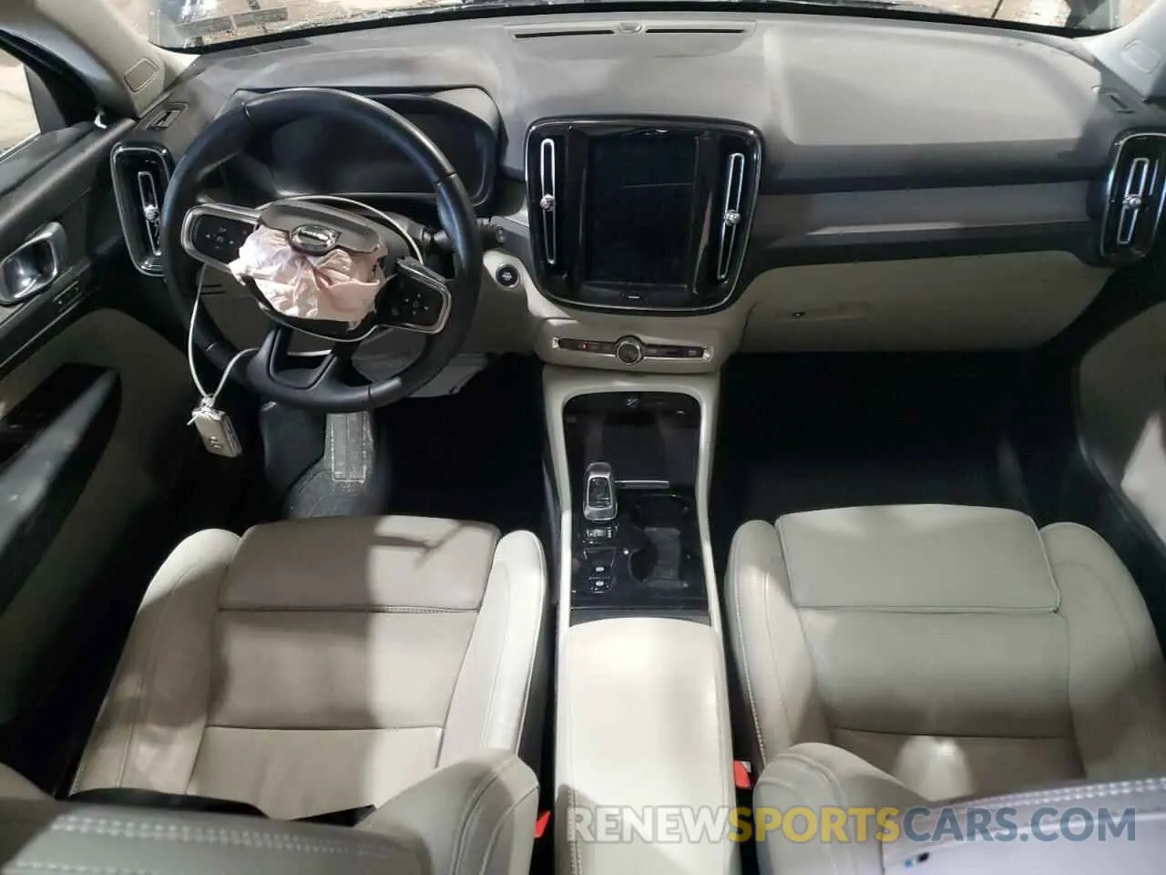 8 Photograph of a damaged car YV4162UL4K2110329 VOLVO XC40 2019