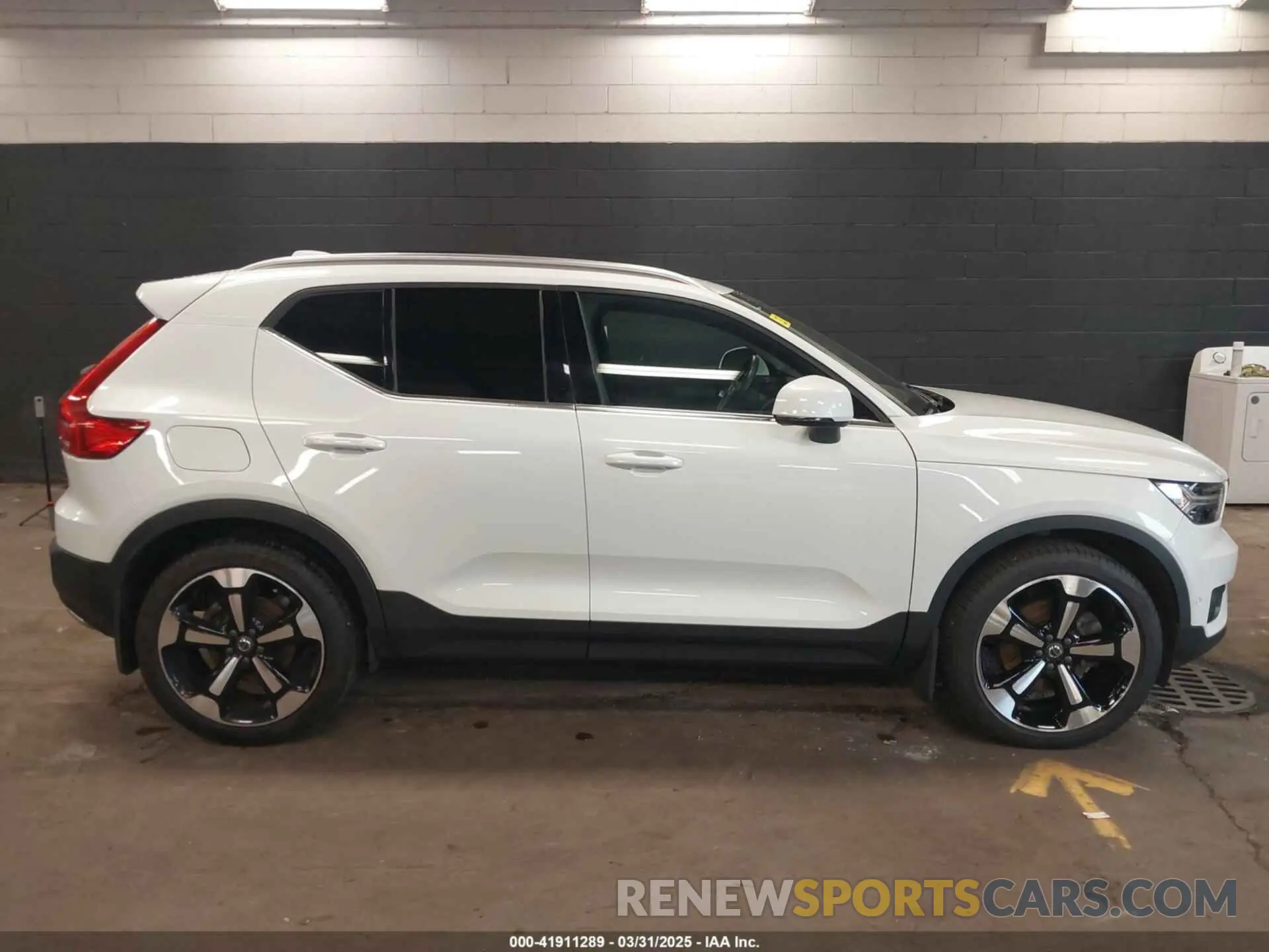 13 Photograph of a damaged car YV4162UL5K2046401 VOLVO XC40 2019