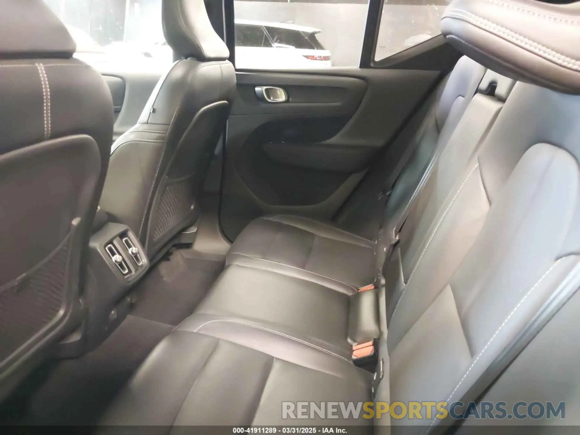 8 Photograph of a damaged car YV4162UL5K2046401 VOLVO XC40 2019