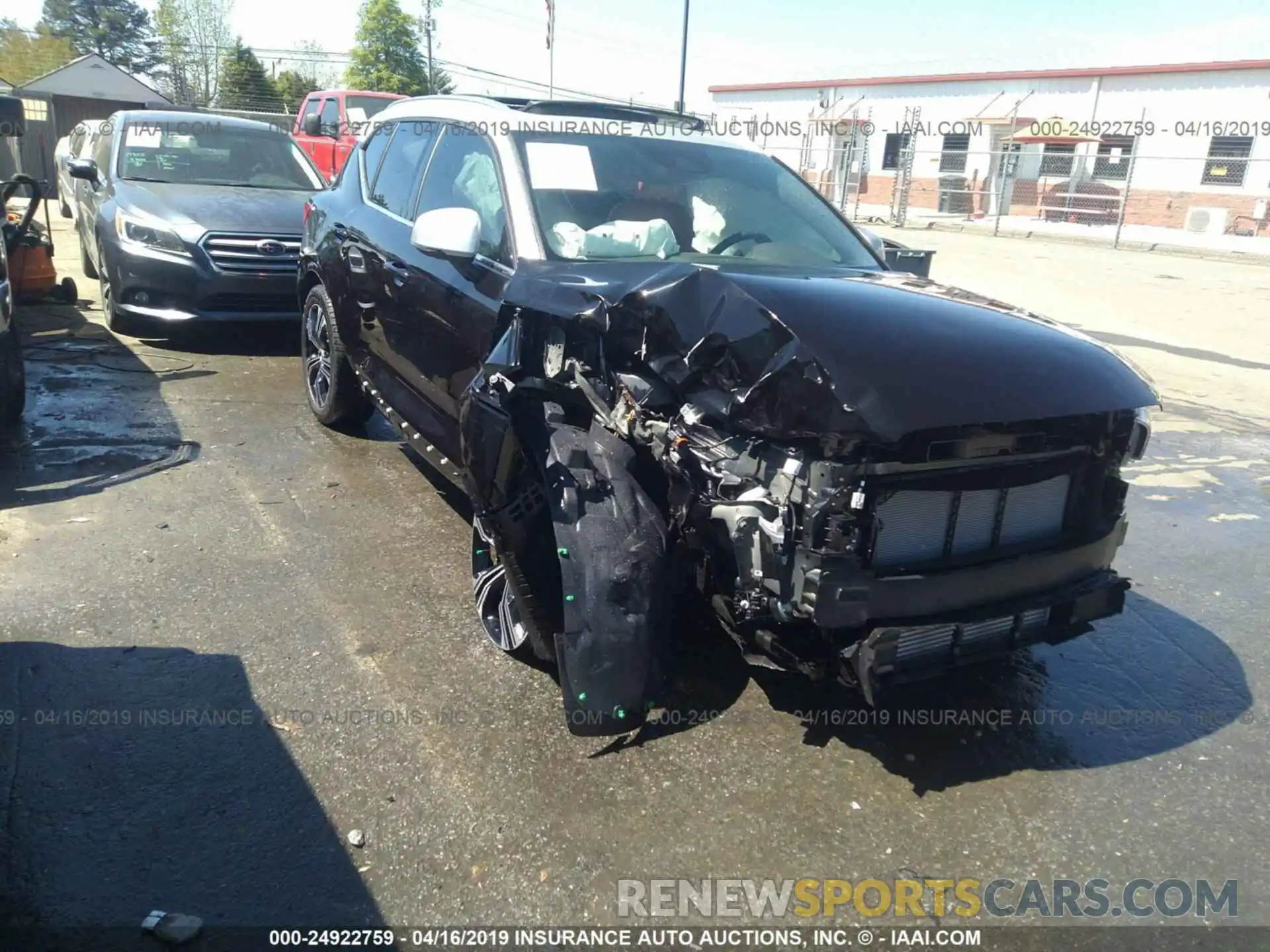 1 Photograph of a damaged car YV4162UL5K2085828 VOLVO XC40 2019