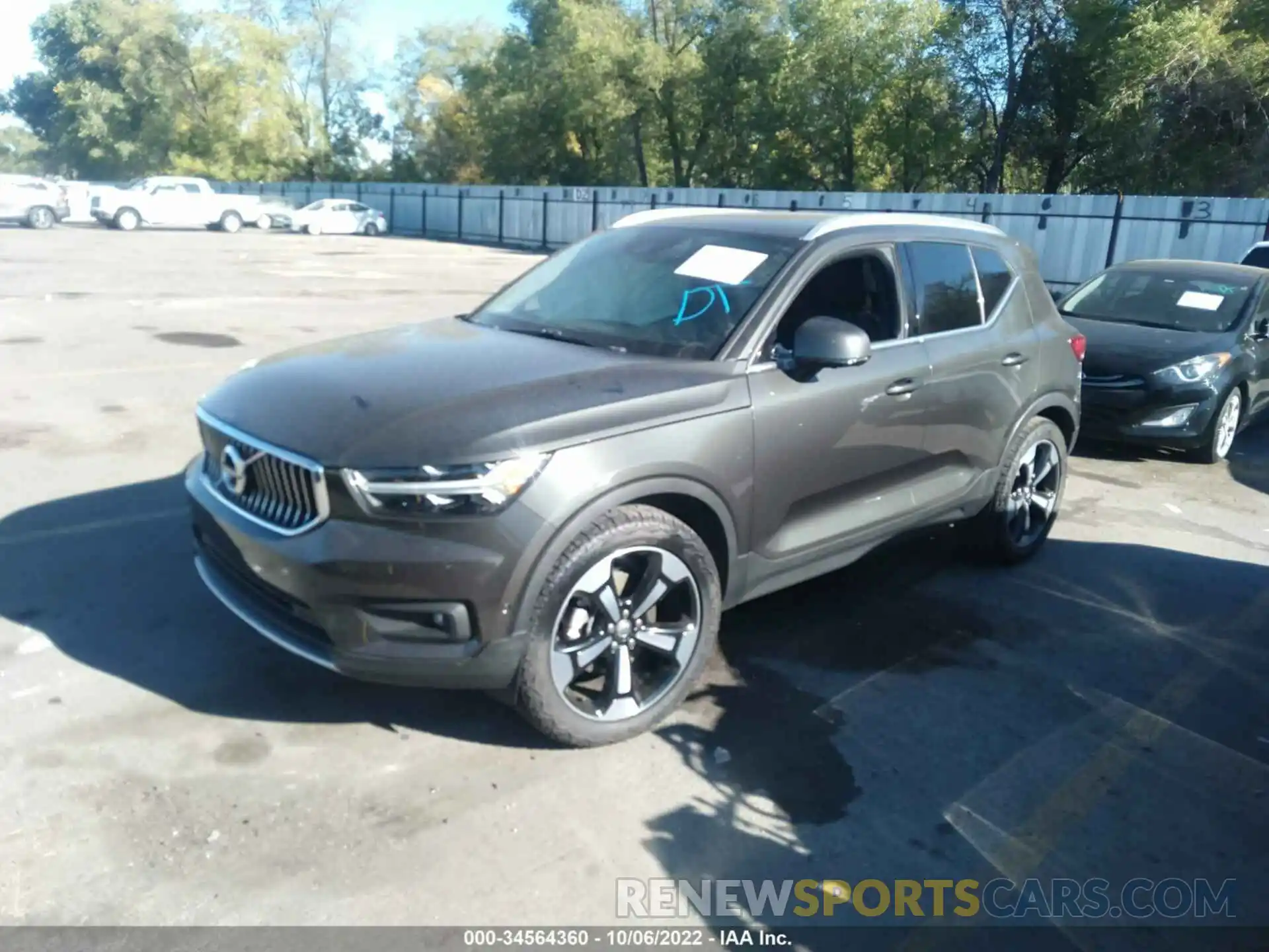 2 Photograph of a damaged car YV4162UL5K2130704 VOLVO XC40 2019