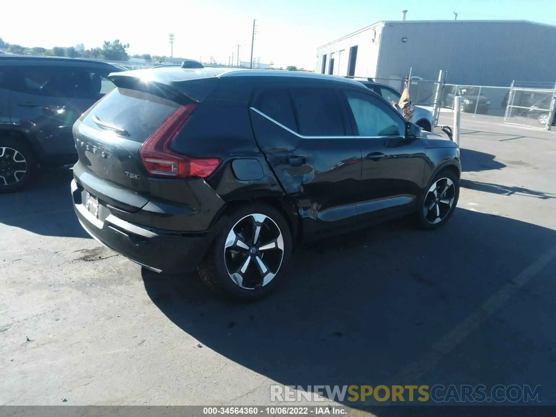 4 Photograph of a damaged car YV4162UL5K2130704 VOLVO XC40 2019