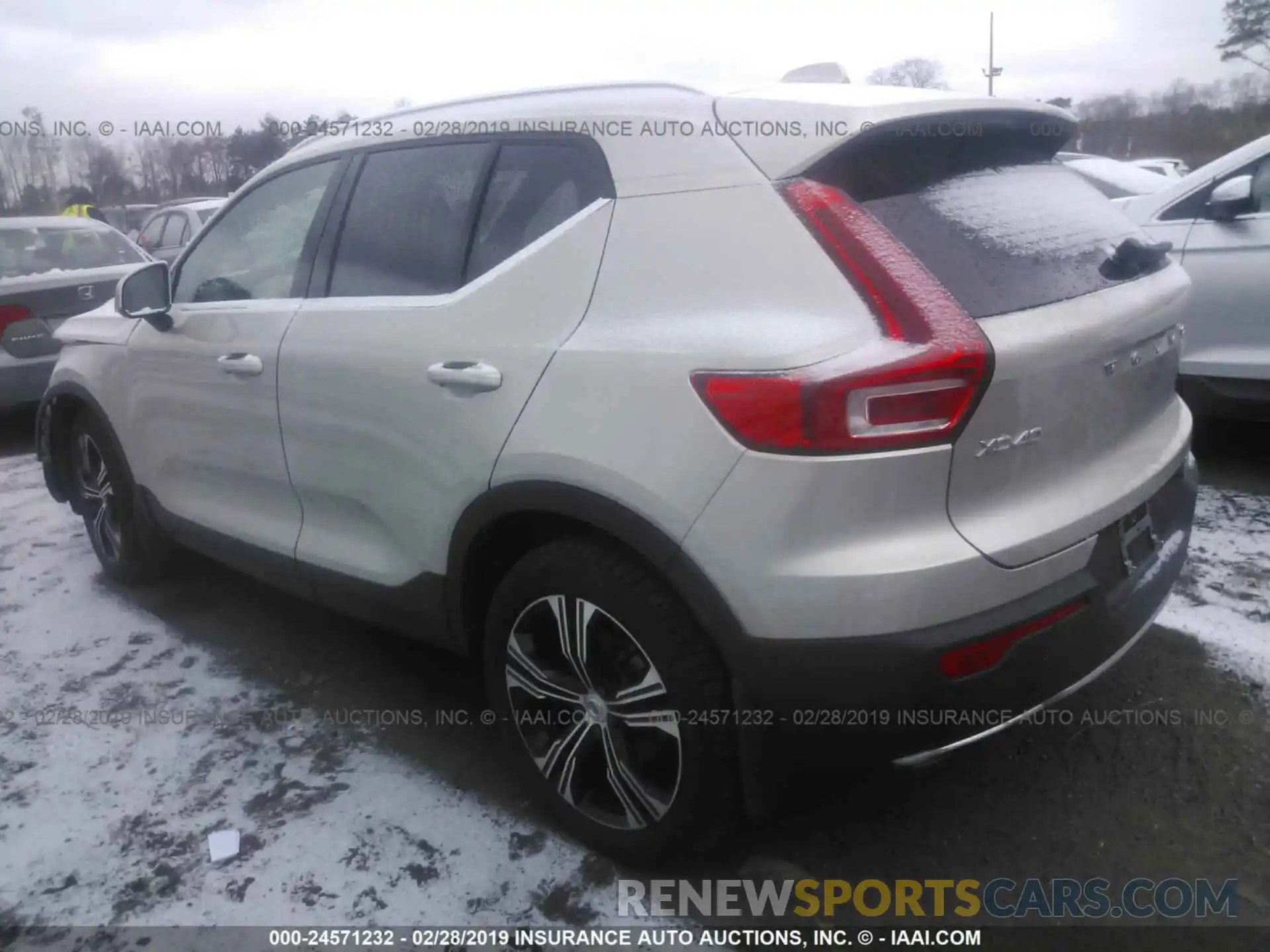 3 Photograph of a damaged car YV4162UL8K2068330 VOLVO XC40 2019