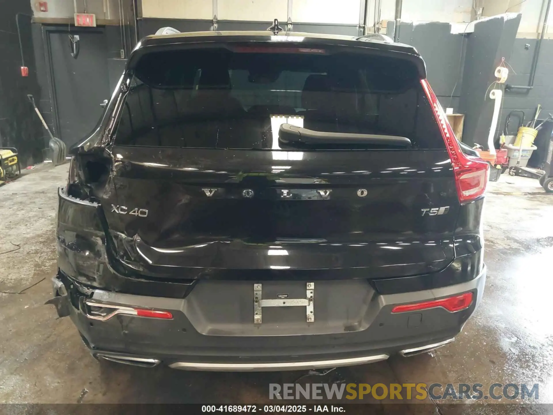 17 Photograph of a damaged car YV4162UL9K2099487 VOLVO XC40 2019