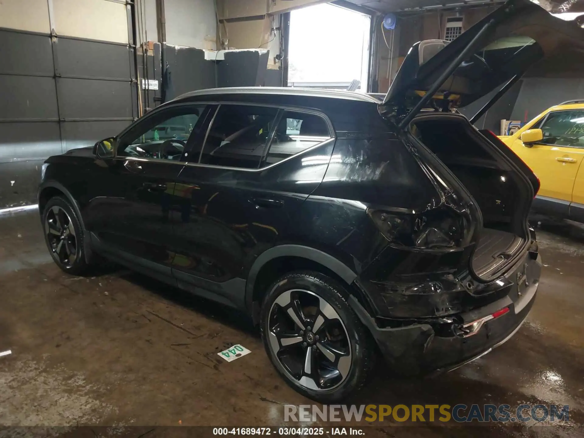 3 Photograph of a damaged car YV4162UL9K2099487 VOLVO XC40 2019