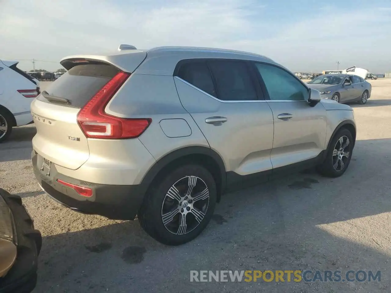 3 Photograph of a damaged car YV4162ULXK2087378 VOLVO XC40 2019