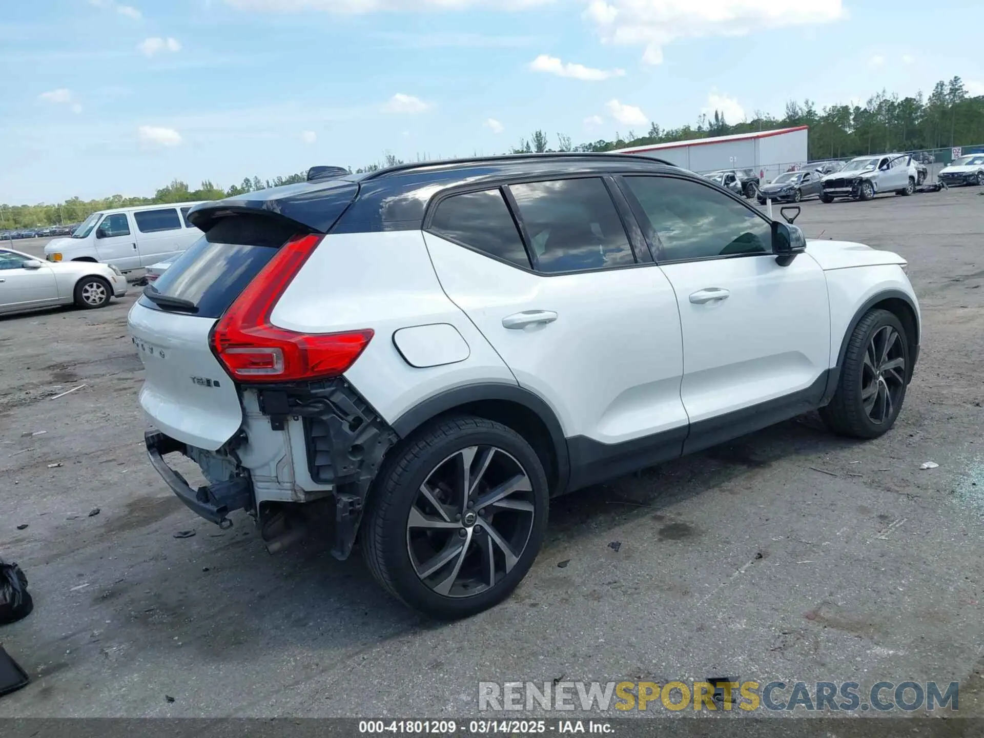 4 Photograph of a damaged car YV4162UM0K2142459 VOLVO XC40 2019