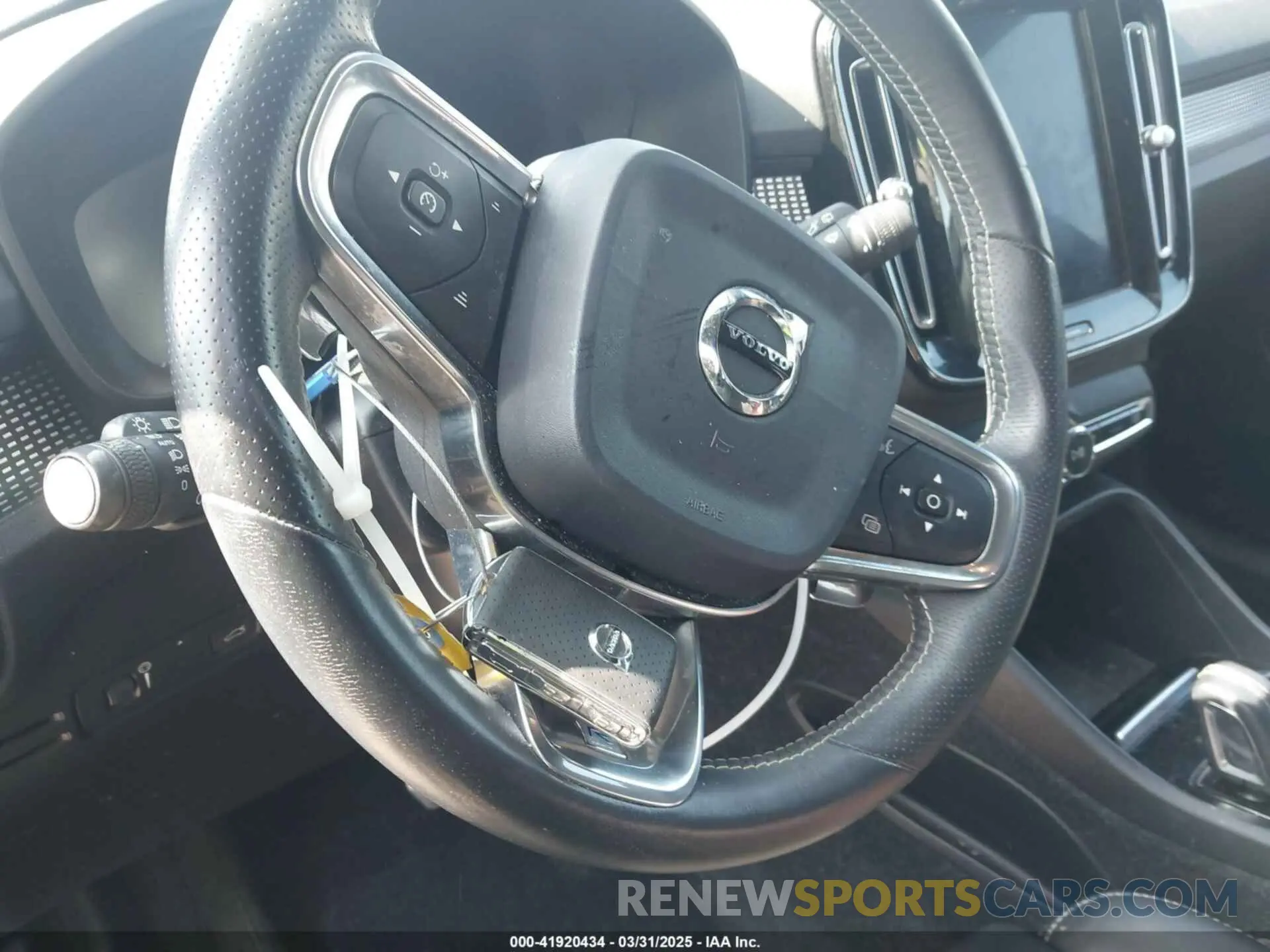 11 Photograph of a damaged car YV4162UM1K2156273 VOLVO XC40 2019