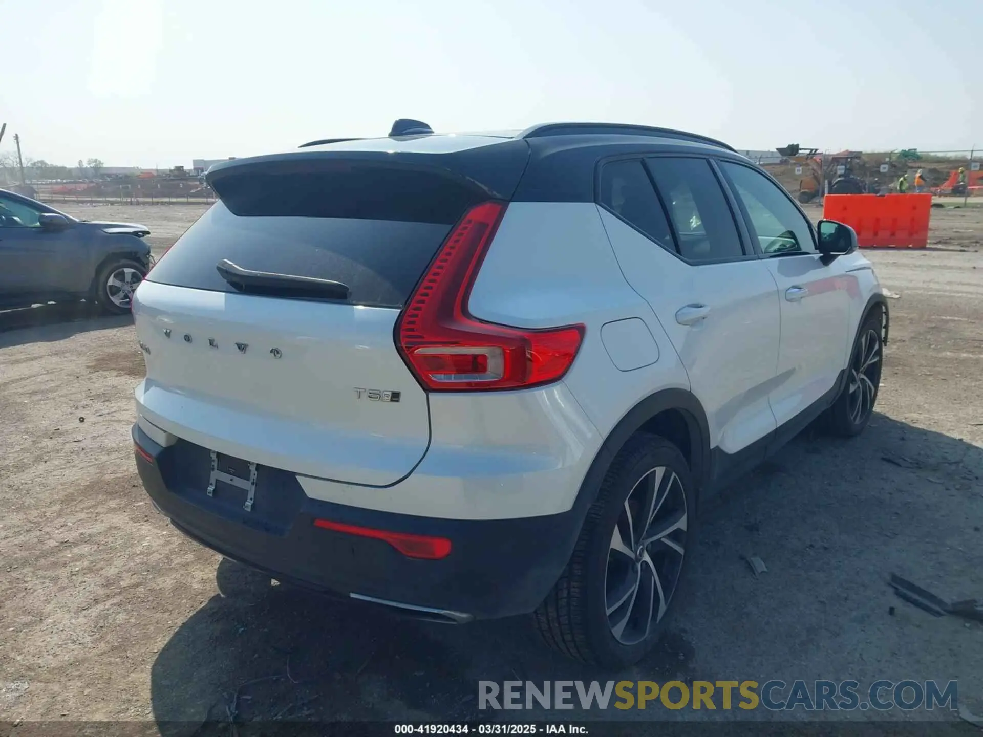 4 Photograph of a damaged car YV4162UM1K2156273 VOLVO XC40 2019