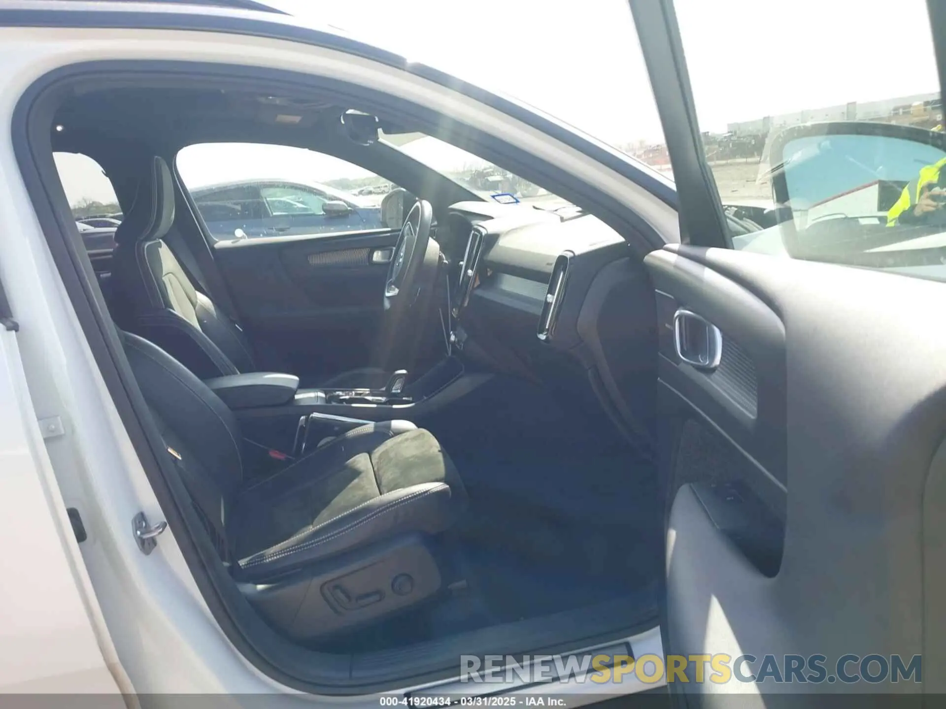 5 Photograph of a damaged car YV4162UM1K2156273 VOLVO XC40 2019