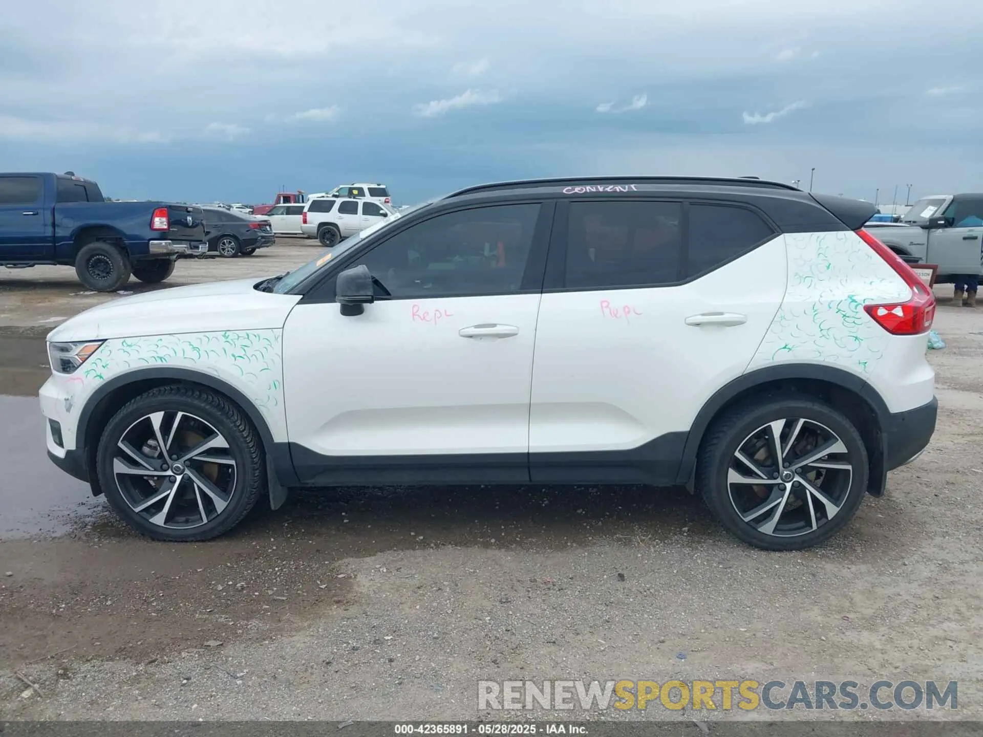 14 Photograph of a damaged car YV4162UM6K2085605 VOLVO XC40 2019