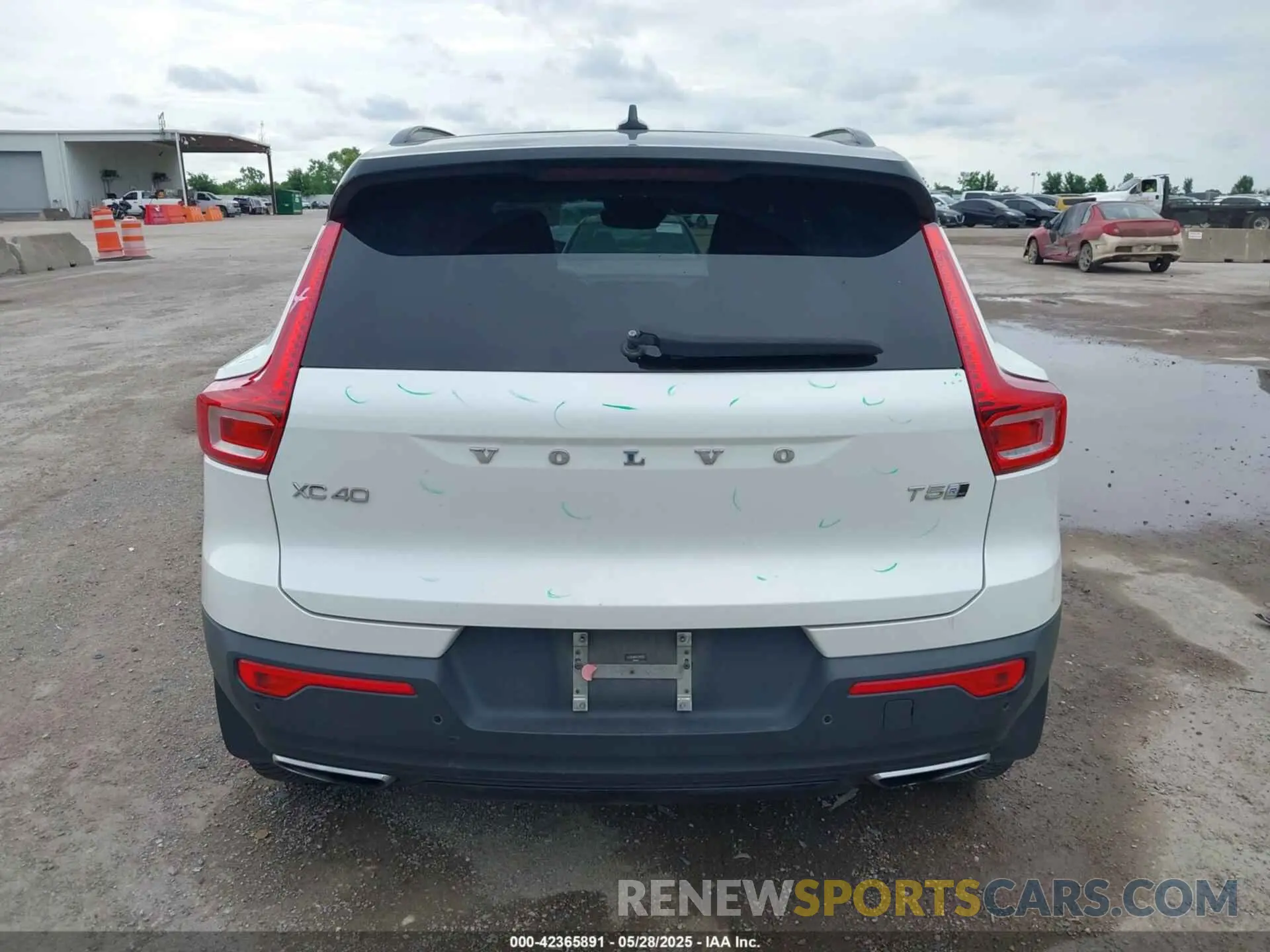16 Photograph of a damaged car YV4162UM6K2085605 VOLVO XC40 2019