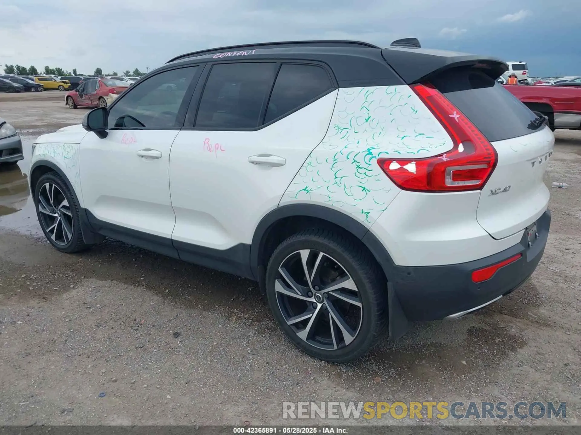 3 Photograph of a damaged car YV4162UM6K2085605 VOLVO XC40 2019