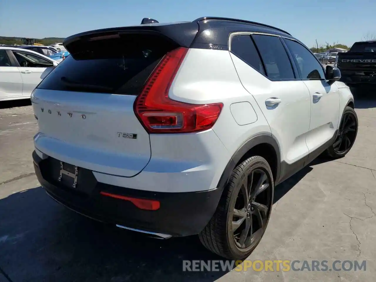 4 Photograph of a damaged car YV4162XZ1K2003349 VOLVO XC40 2019