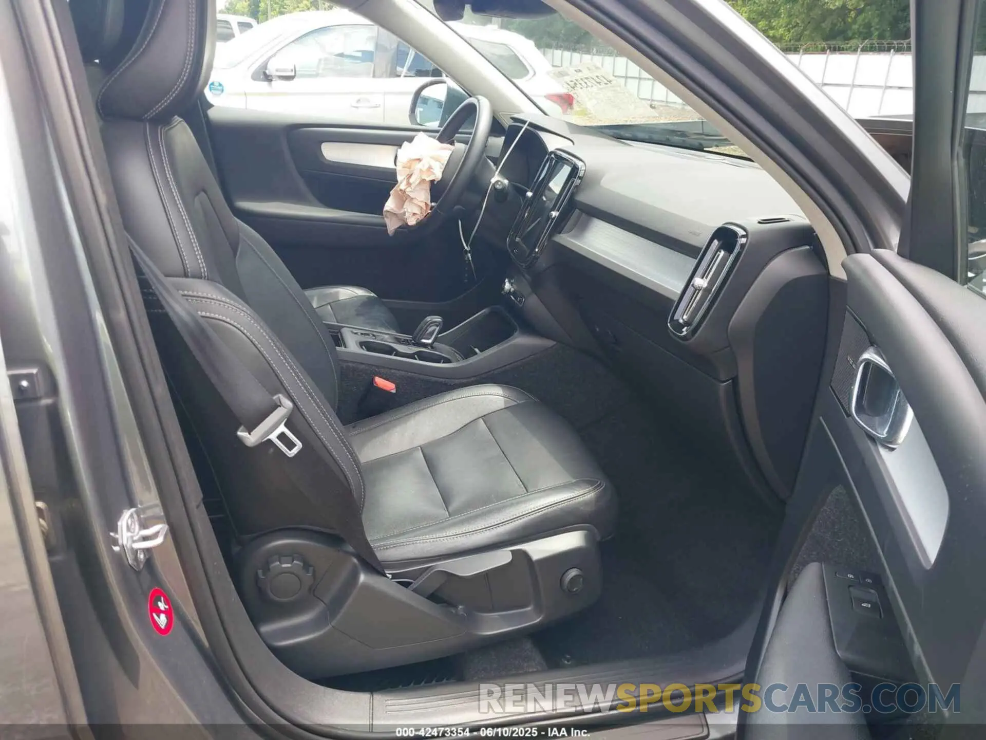 5 Photograph of a damaged car YV4162XZ2K2014814 VOLVO XC40 2019