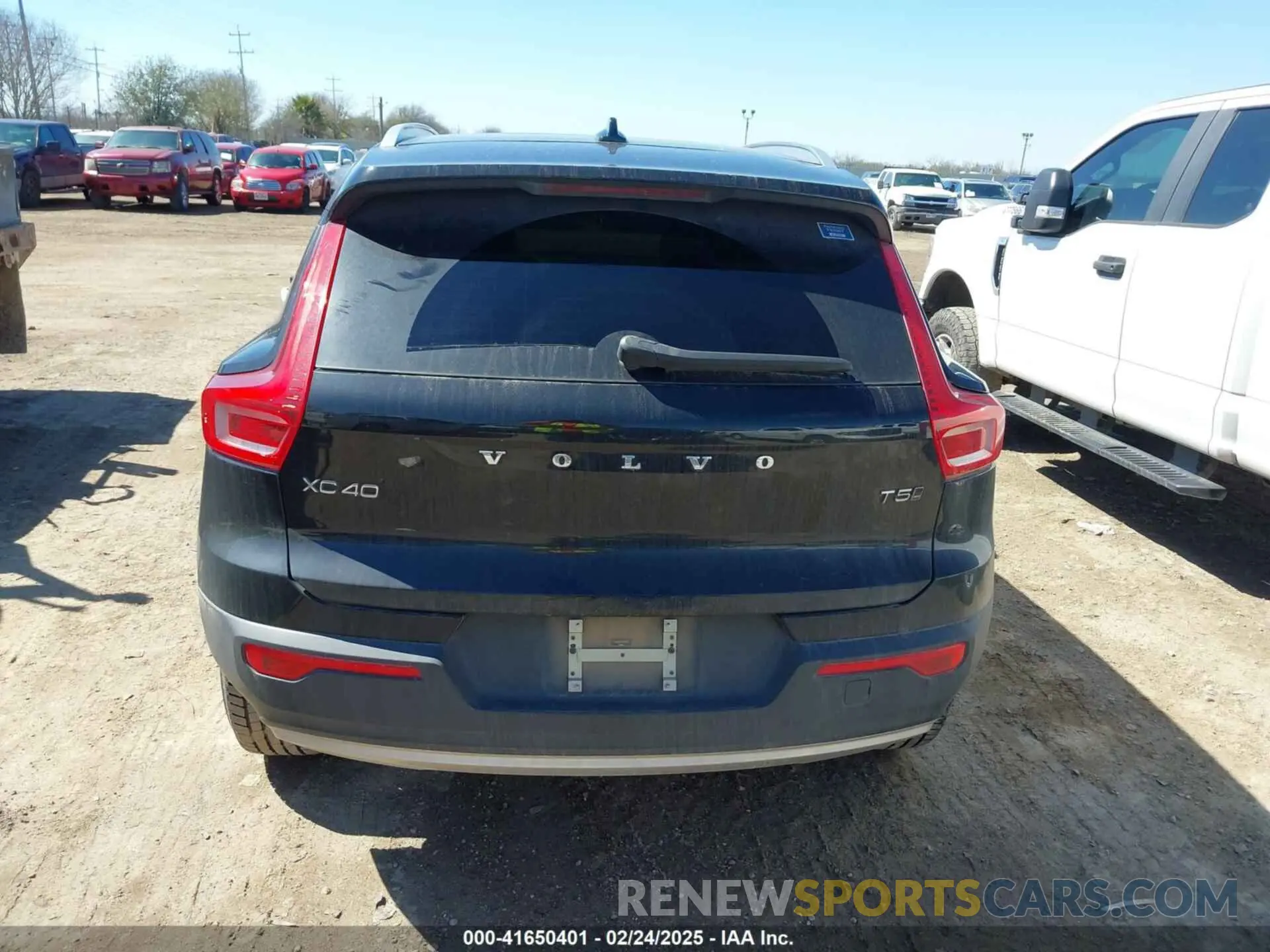 17 Photograph of a damaged car YV4162XZ3K2018371 VOLVO XC40 2019