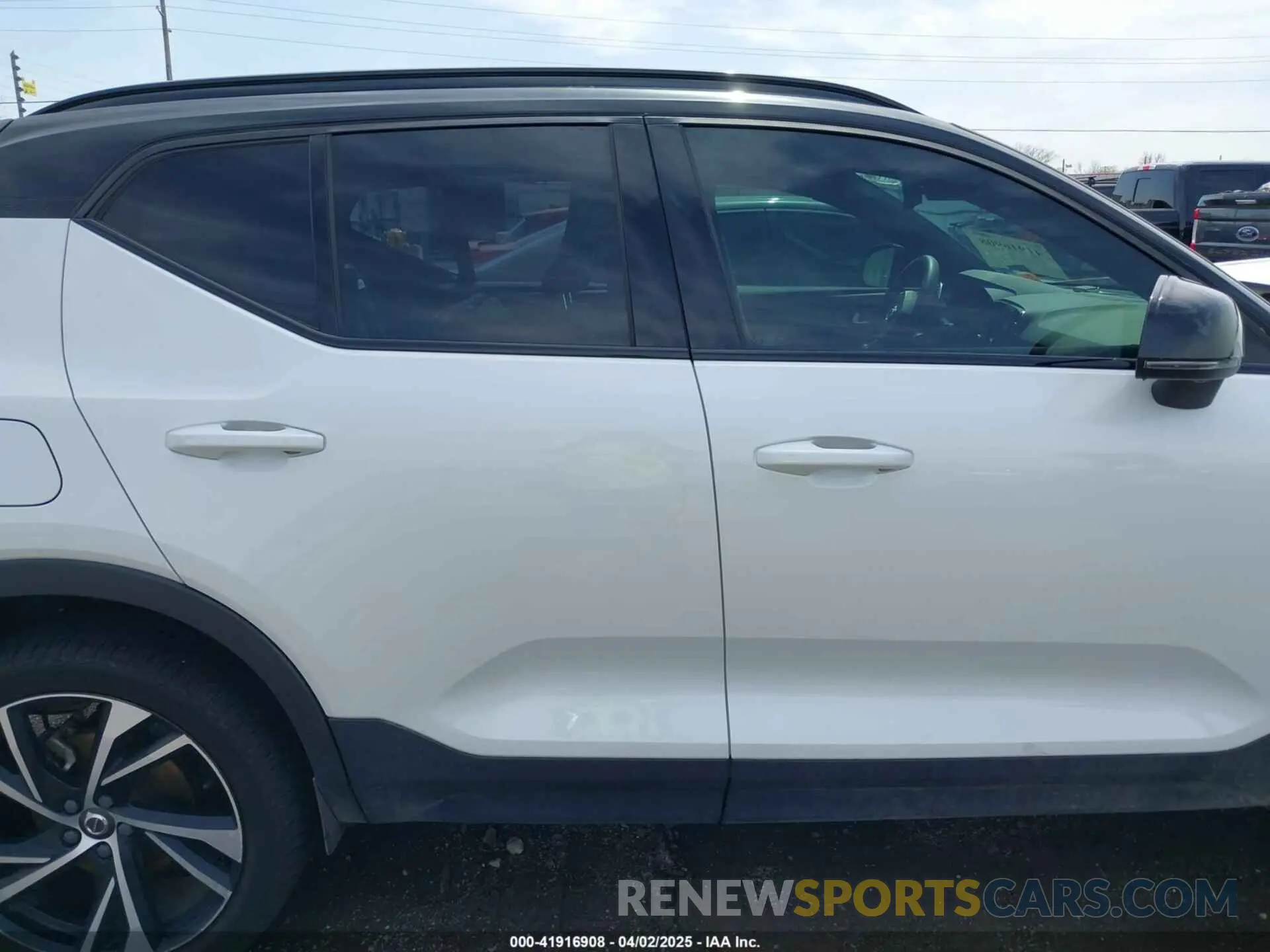 13 Photograph of a damaged car YV4162XZ8K2004420 VOLVO XC40 2019