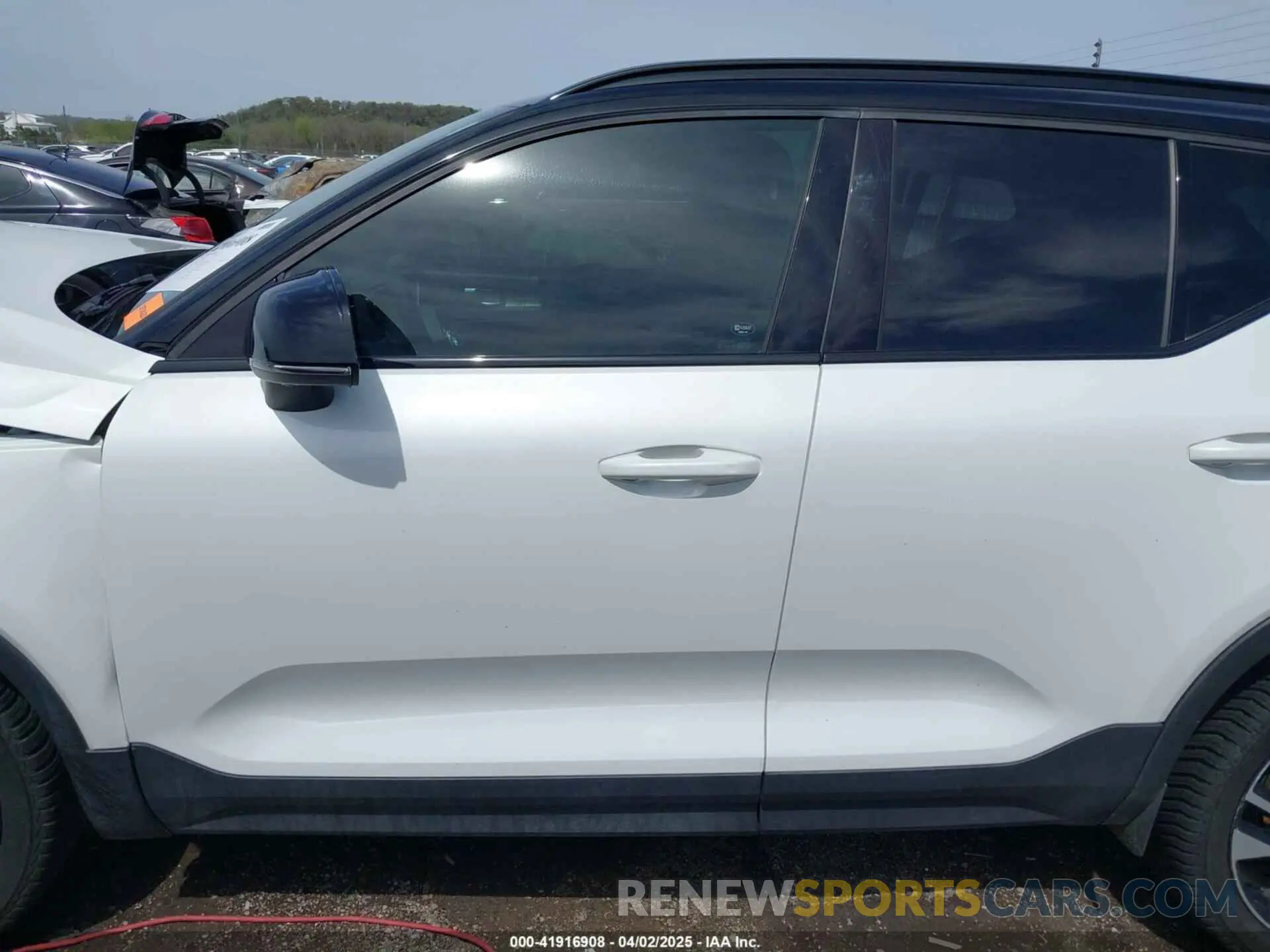 14 Photograph of a damaged car YV4162XZ8K2004420 VOLVO XC40 2019