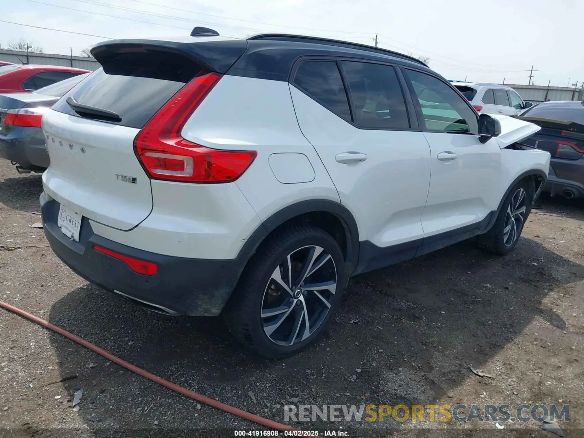 4 Photograph of a damaged car YV4162XZ8K2004420 VOLVO XC40 2019