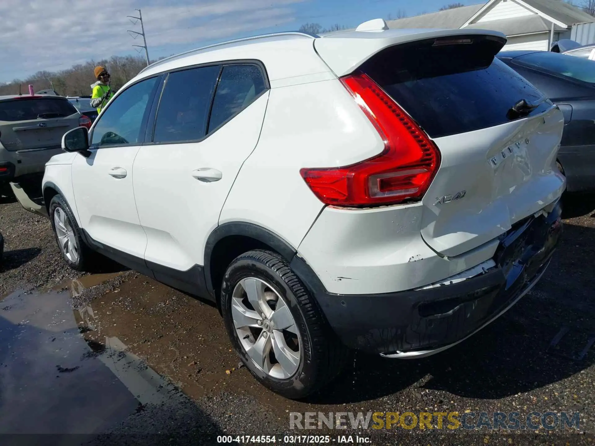 3 Photograph of a damaged car YV4AC2HK4K2130185 VOLVO XC40 2019
