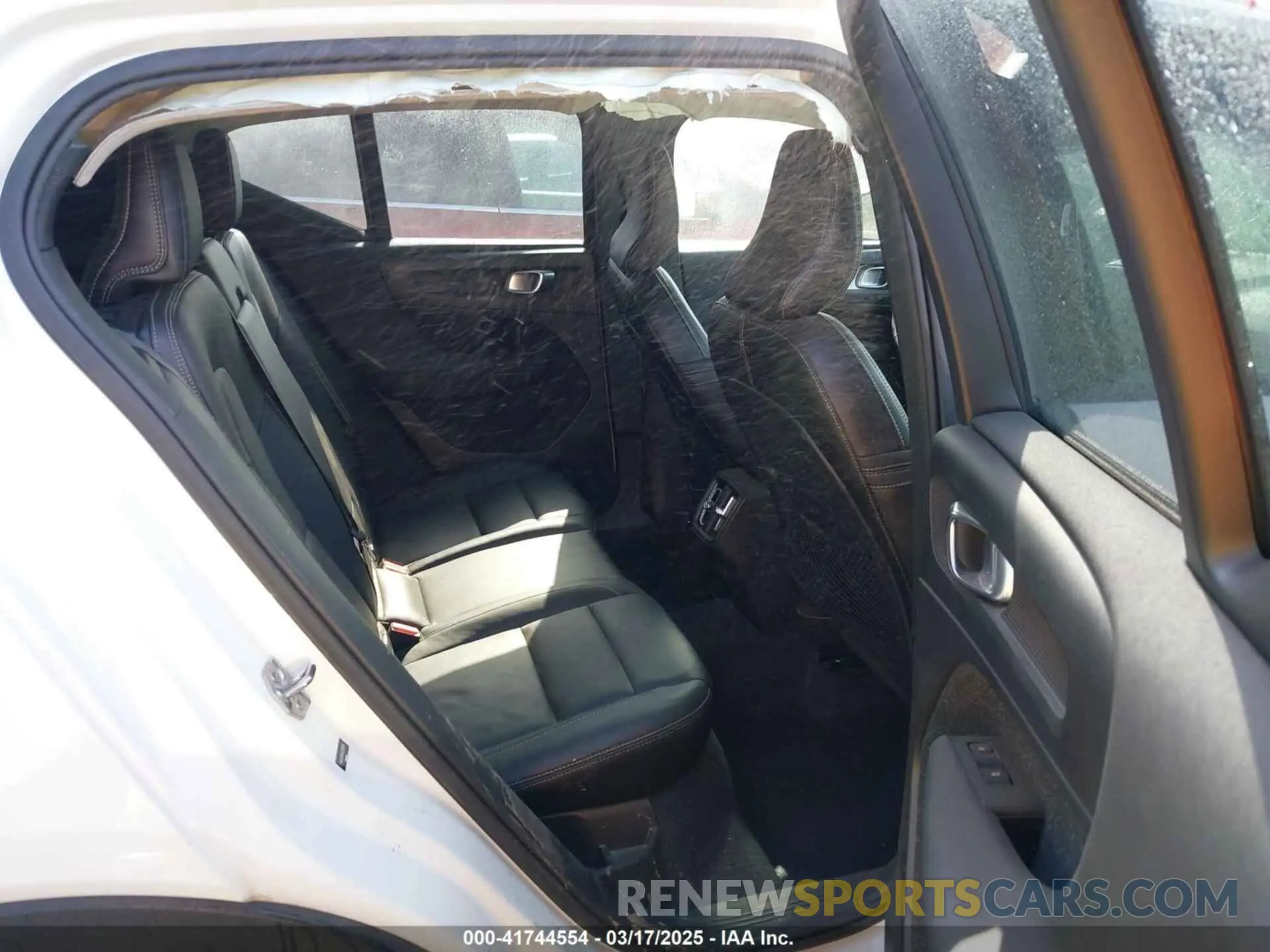 8 Photograph of a damaged car YV4AC2HK4K2130185 VOLVO XC40 2019