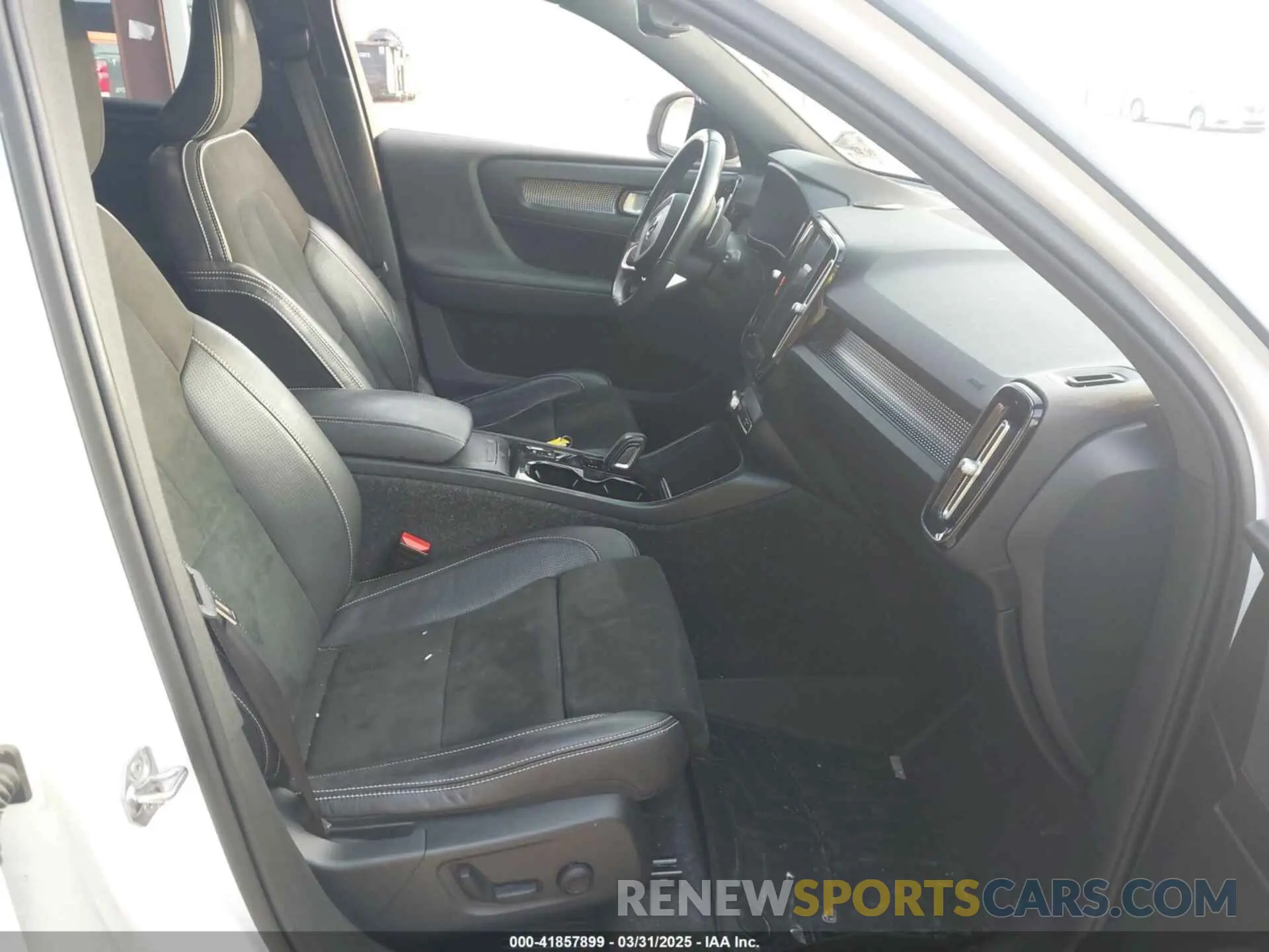 5 Photograph of a damaged car YV4AC2HM7K2149105 VOLVO XC40 2019