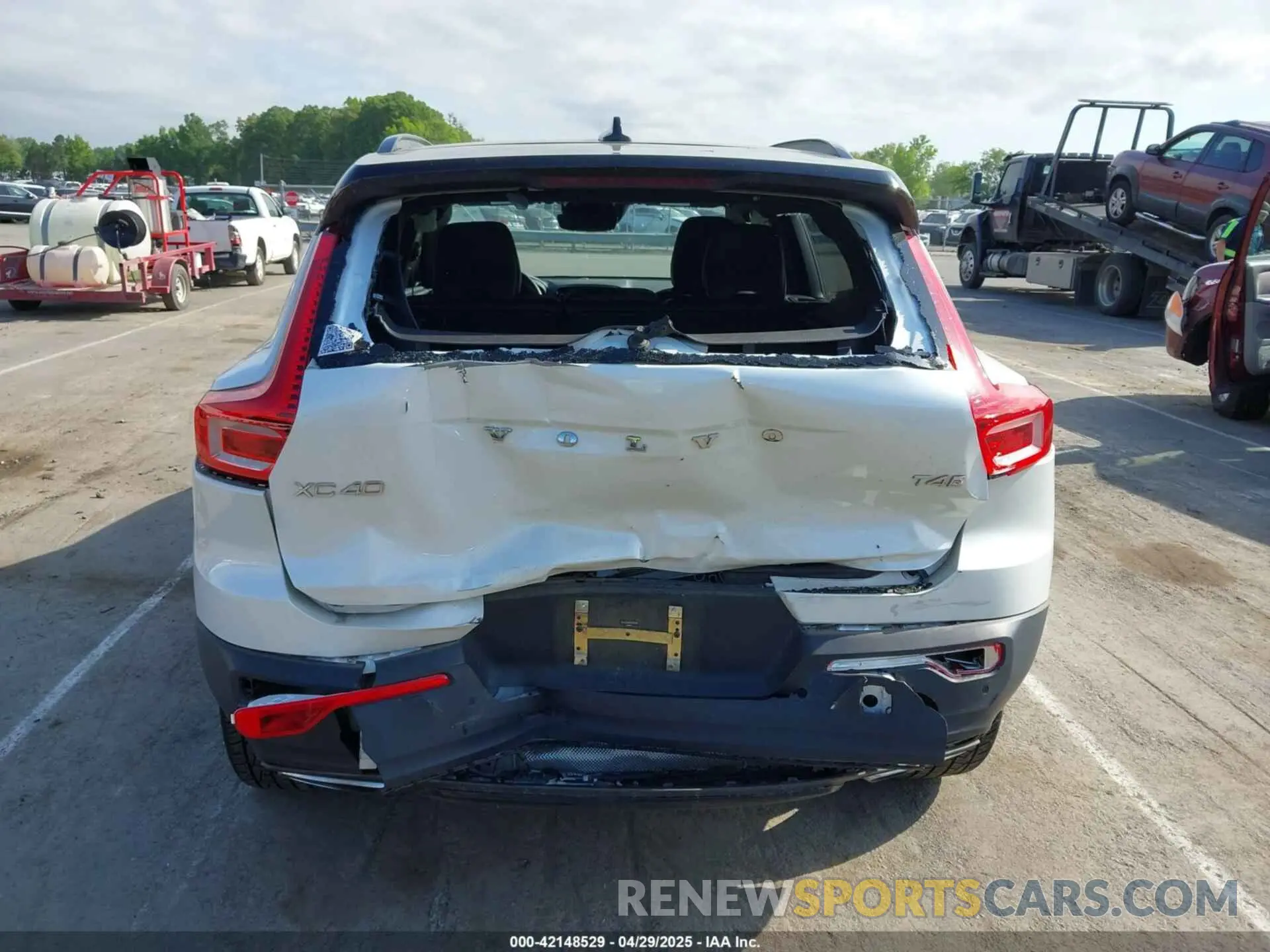 16 Photograph of a damaged car YV4AC2HM8K2084040 VOLVO XC40 2019