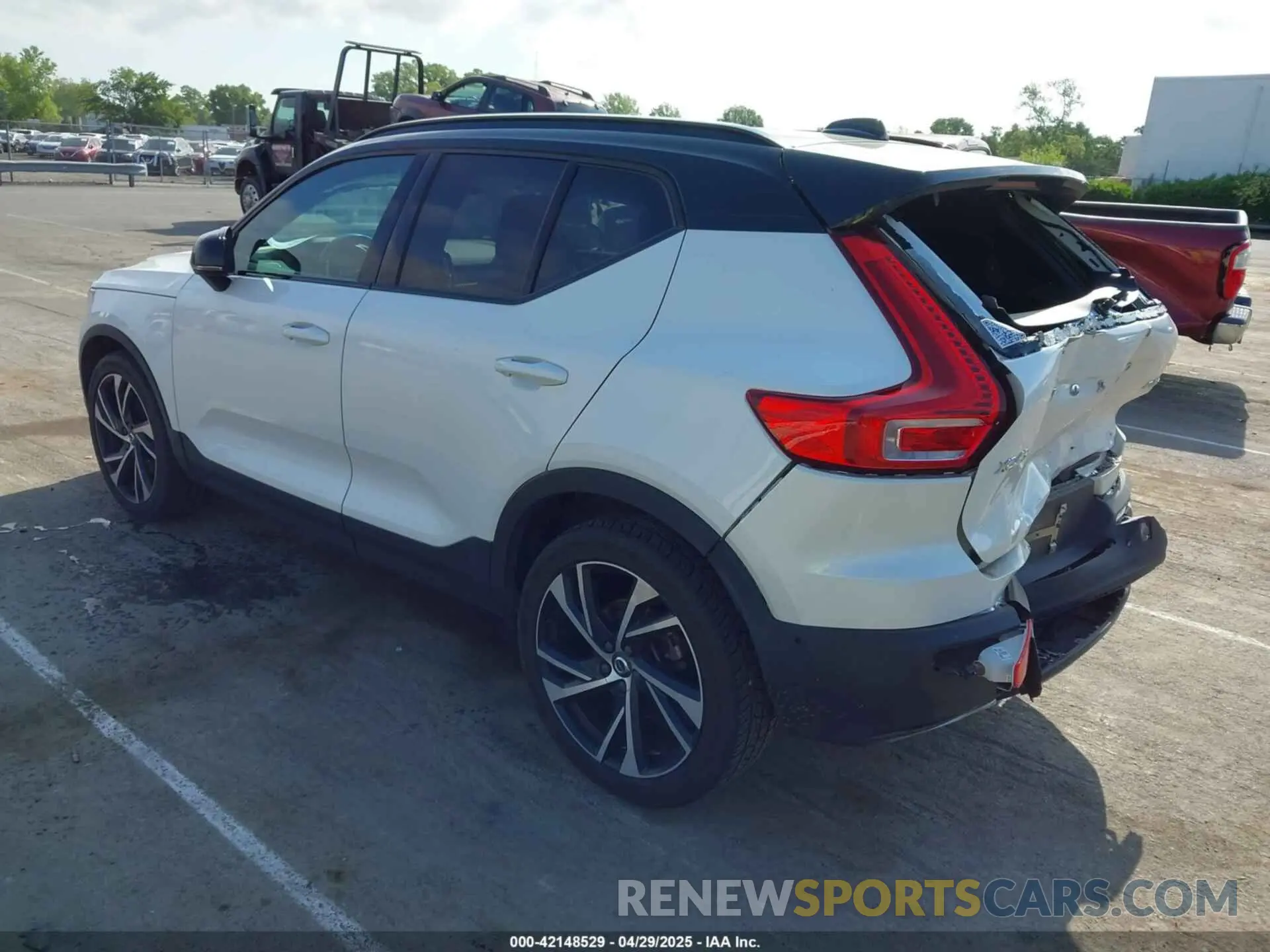 3 Photograph of a damaged car YV4AC2HM8K2084040 VOLVO XC40 2019