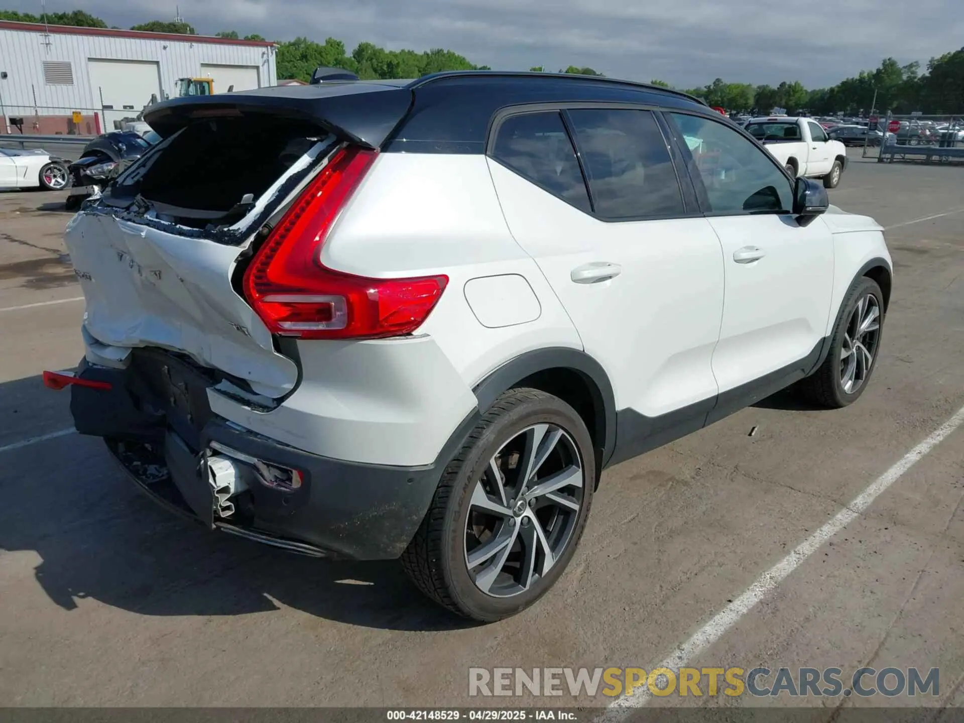 4 Photograph of a damaged car YV4AC2HM8K2084040 VOLVO XC40 2019