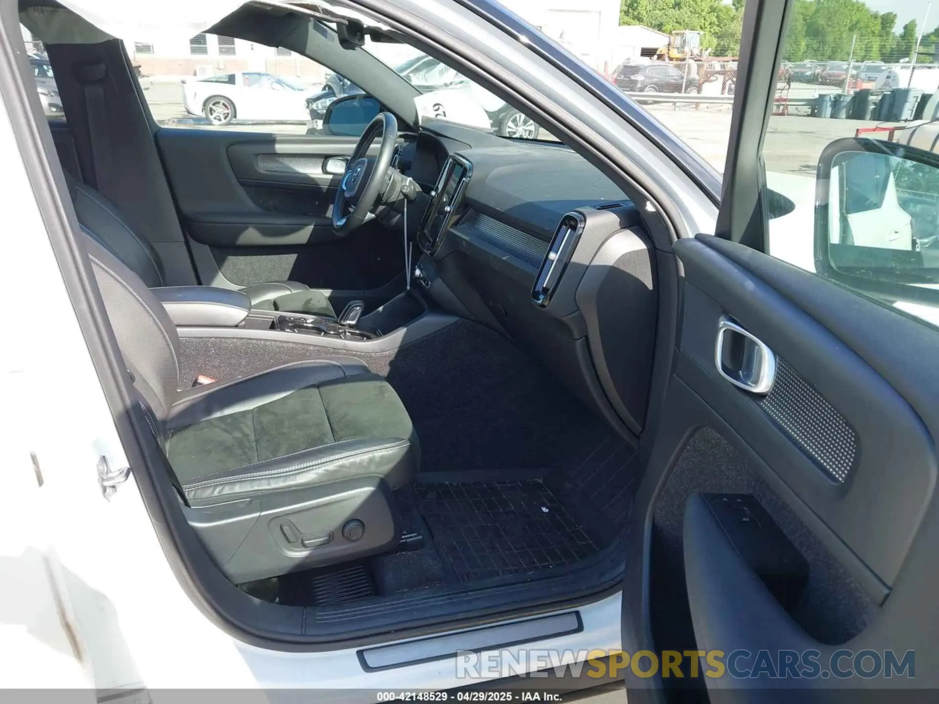 5 Photograph of a damaged car YV4AC2HM8K2084040 VOLVO XC40 2019