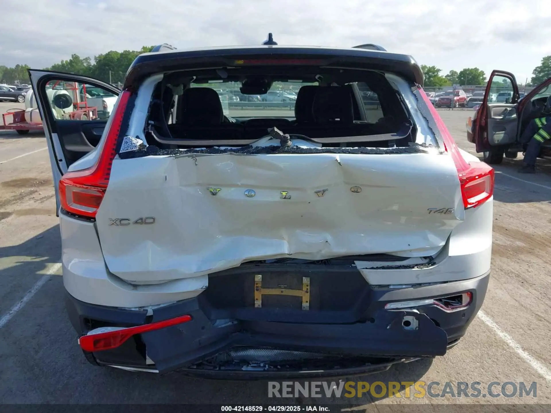 6 Photograph of a damaged car YV4AC2HM8K2084040 VOLVO XC40 2019