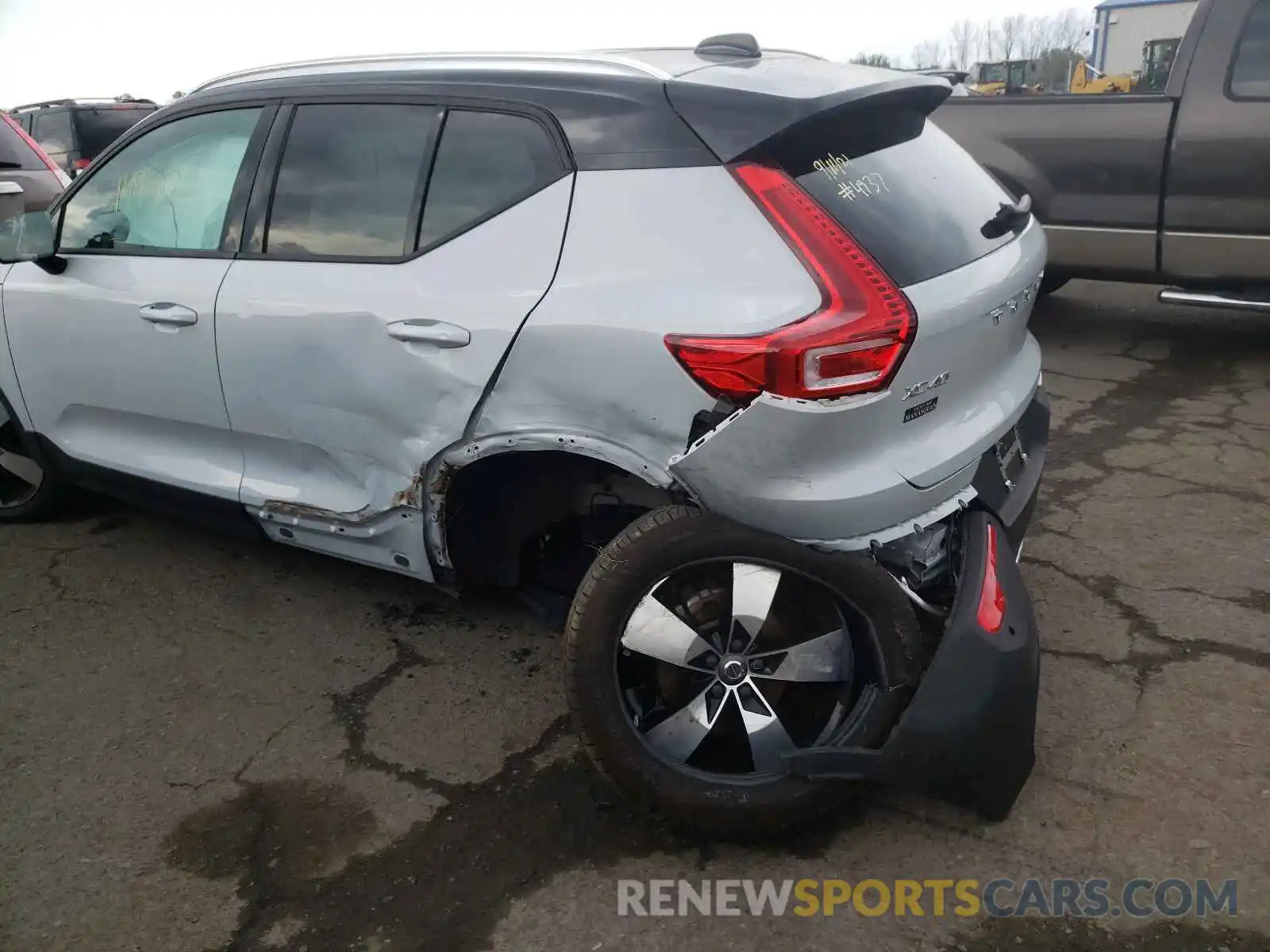 9 Photograph of a damaged car YV4162UK0L2328471 VOLVO XC40 2020