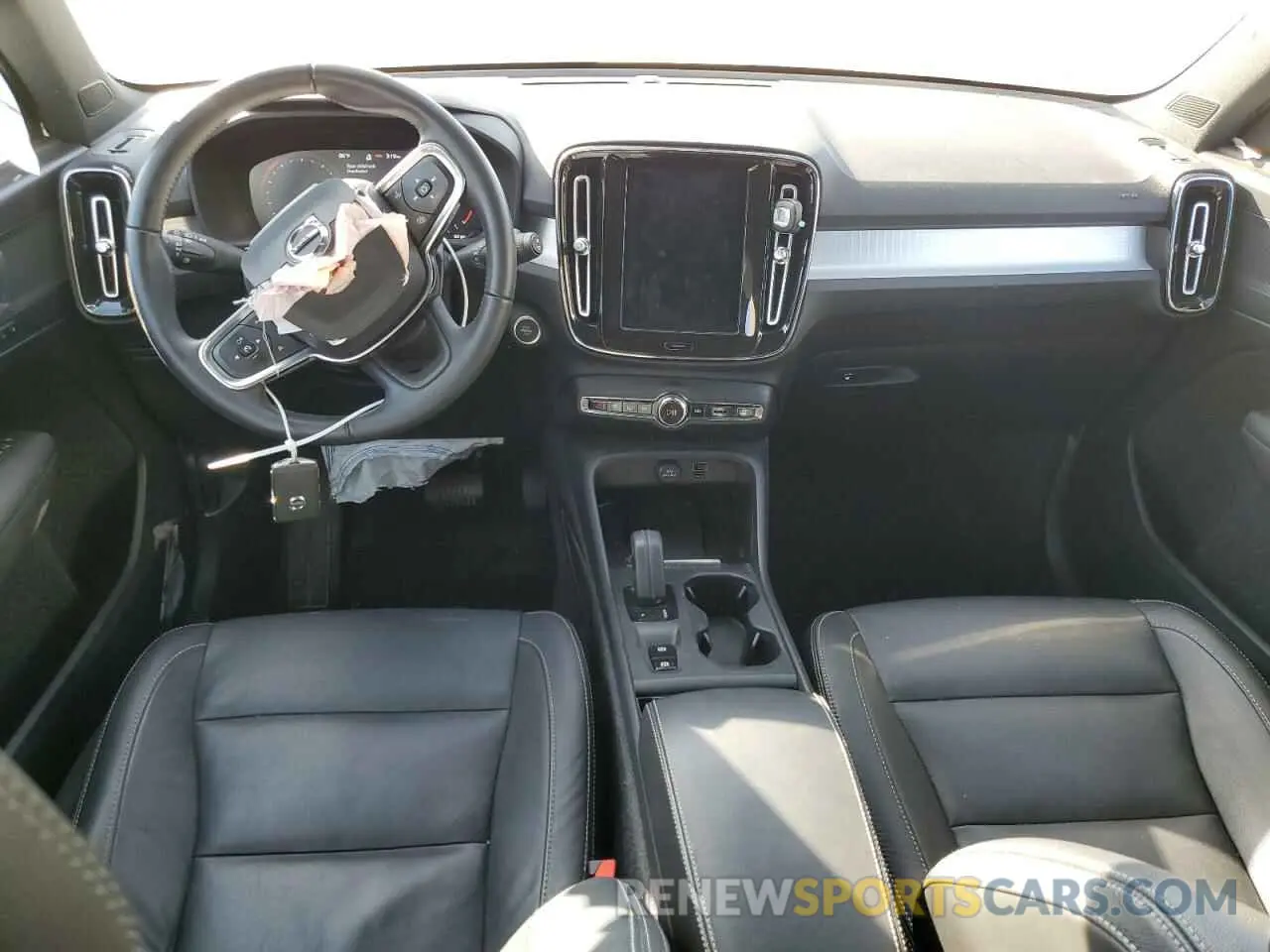 8 Photograph of a damaged car YV4162UK1L2256891 VOLVO XC40 2020