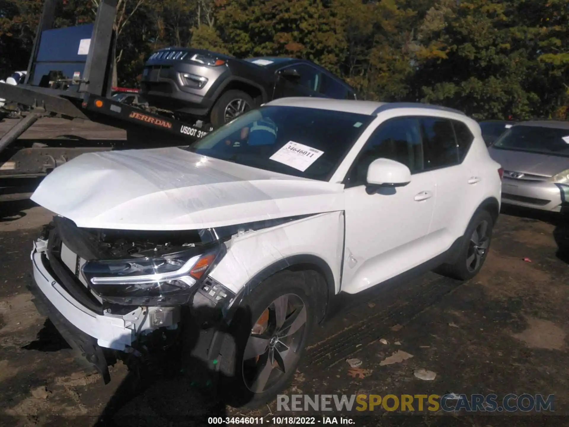 2 Photograph of a damaged car YV4162UK1L2318077 VOLVO XC40 2020