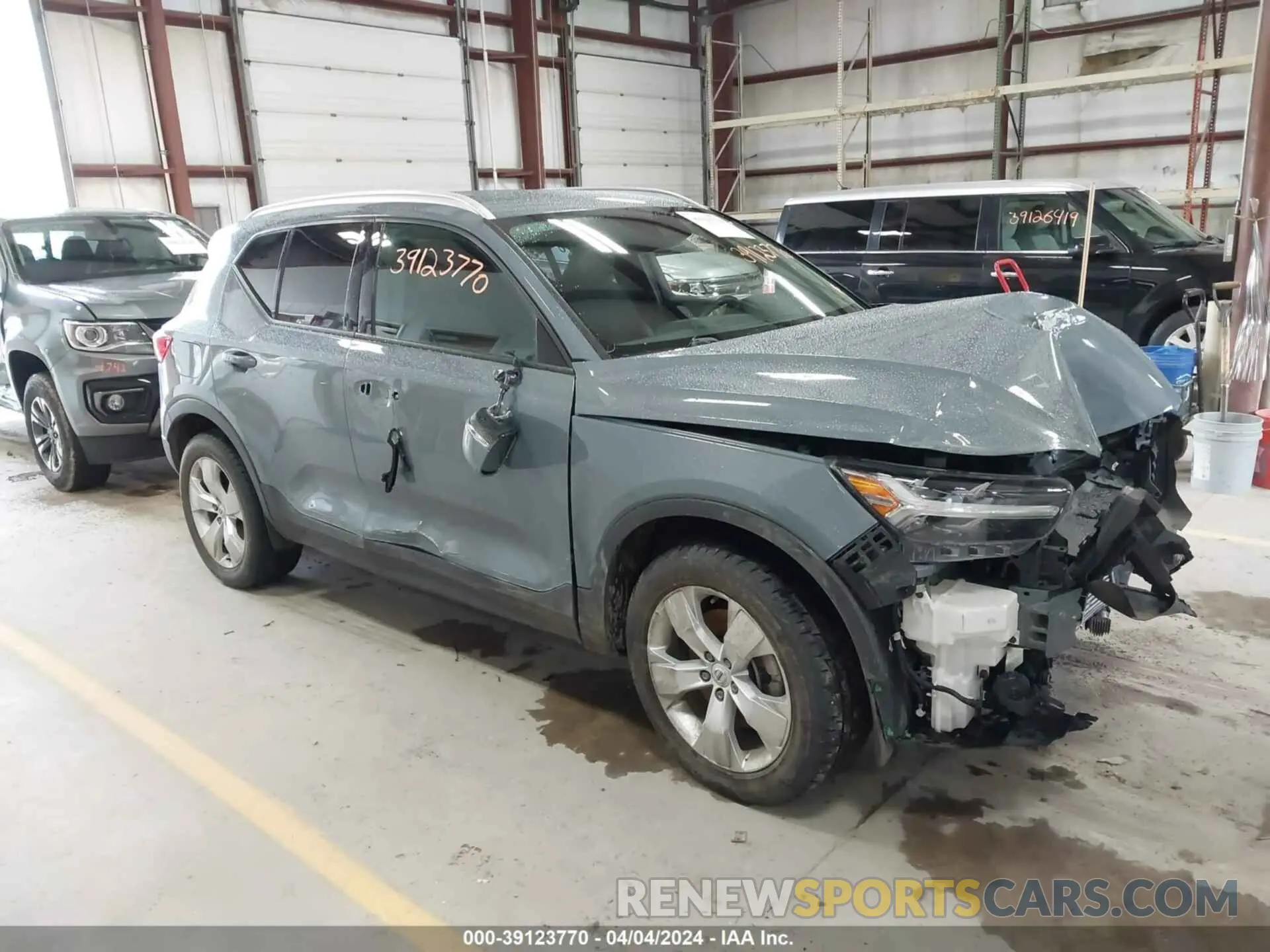 1 Photograph of a damaged car YV4162UK1L2331959 VOLVO XC40 2020