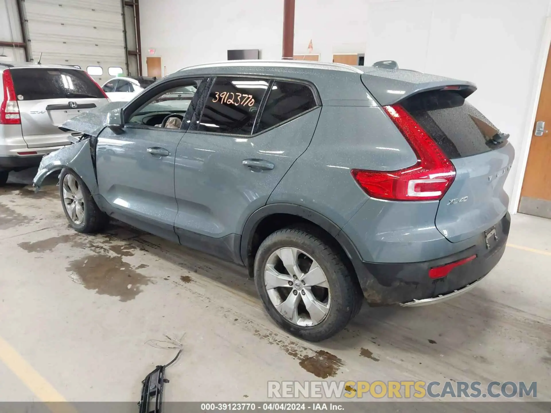 3 Photograph of a damaged car YV4162UK1L2331959 VOLVO XC40 2020
