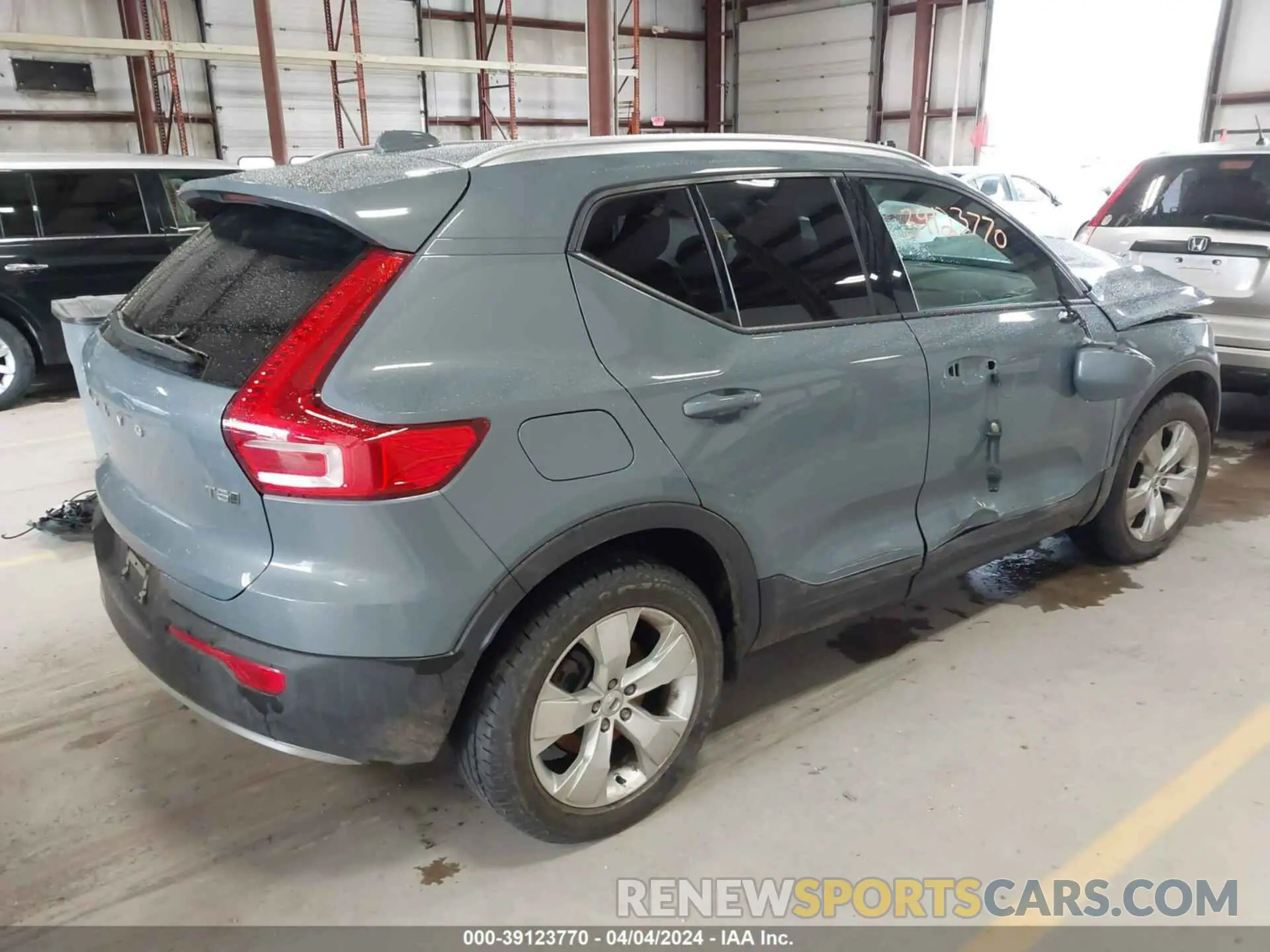 4 Photograph of a damaged car YV4162UK1L2331959 VOLVO XC40 2020