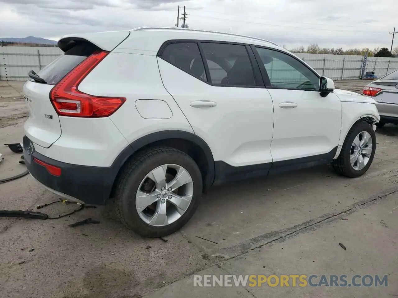 3 Photograph of a damaged car YV4162UK2L2301157 VOLVO XC40 2020