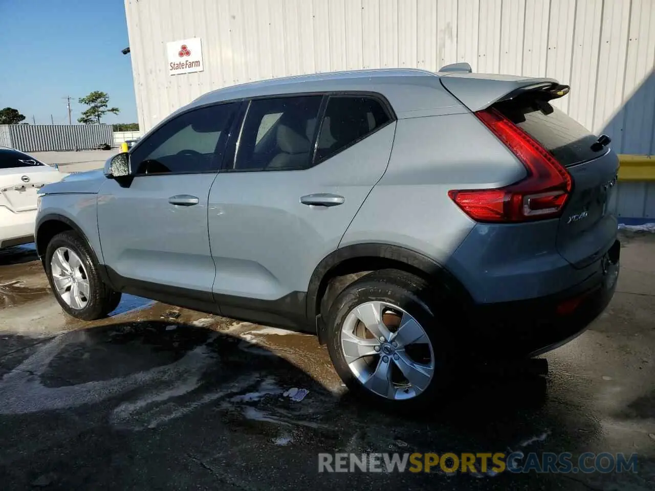 2 Photograph of a damaged car YV4162UK3L2339688 VOLVO XC40 2020