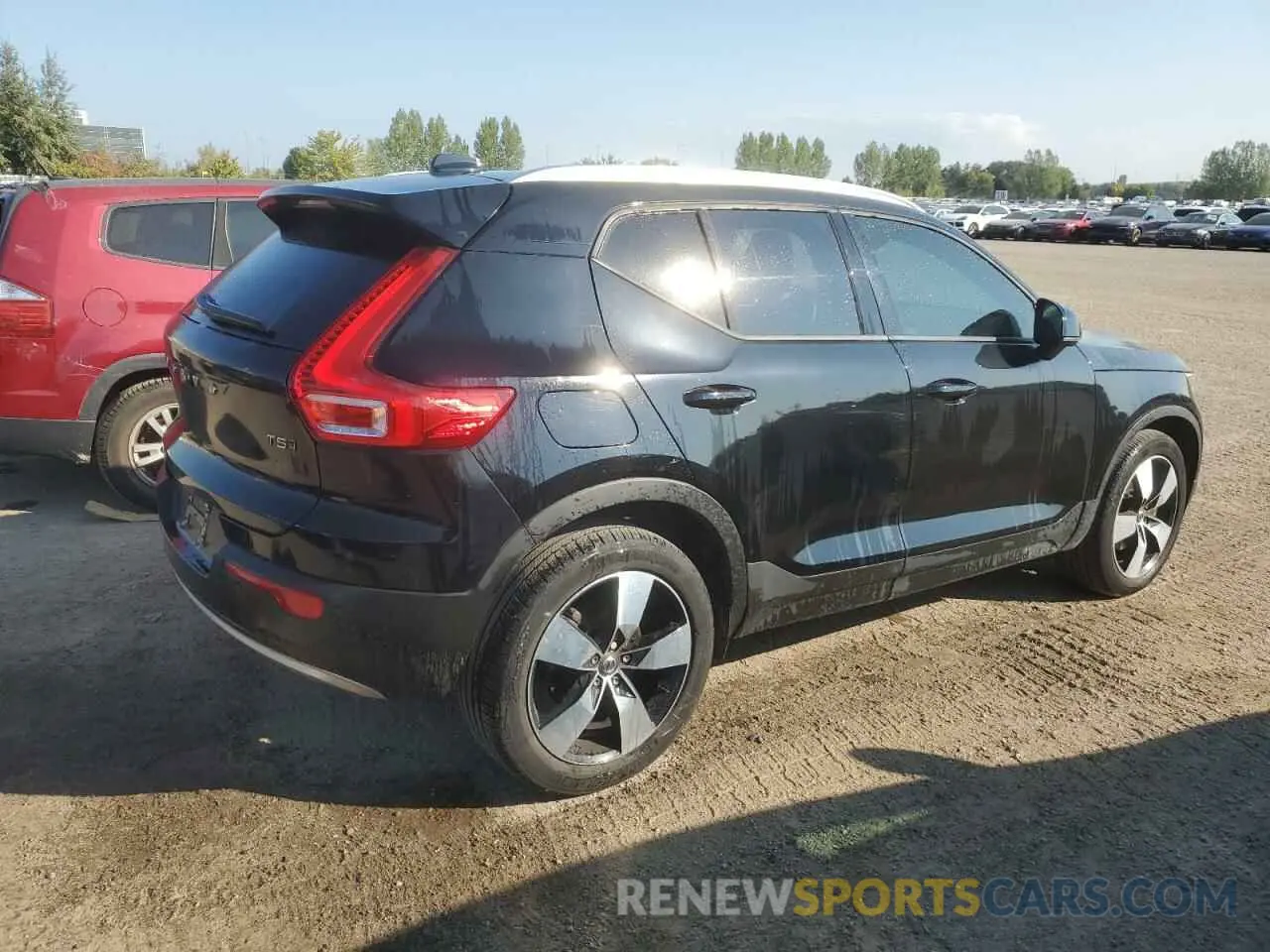 3 Photograph of a damaged car YV4162UK3L2340047 VOLVO XC40 2020