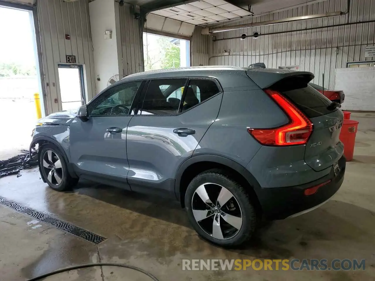 2 Photograph of a damaged car YV4162UK4L2200587 VOLVO XC40 2020
