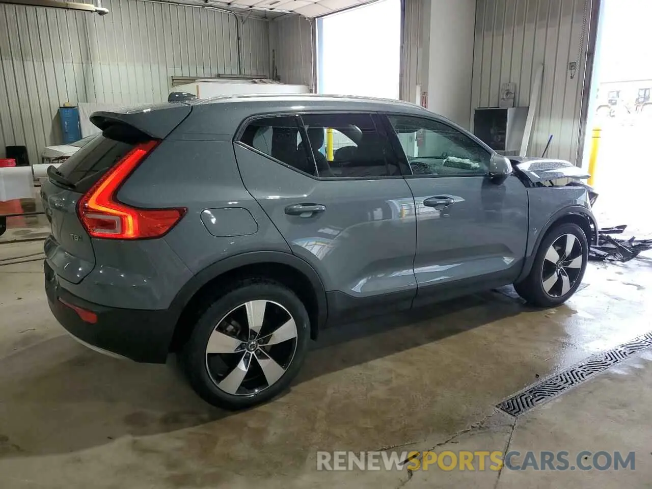 3 Photograph of a damaged car YV4162UK4L2200587 VOLVO XC40 2020