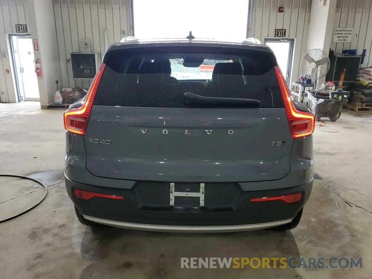 6 Photograph of a damaged car YV4162UK4L2200587 VOLVO XC40 2020